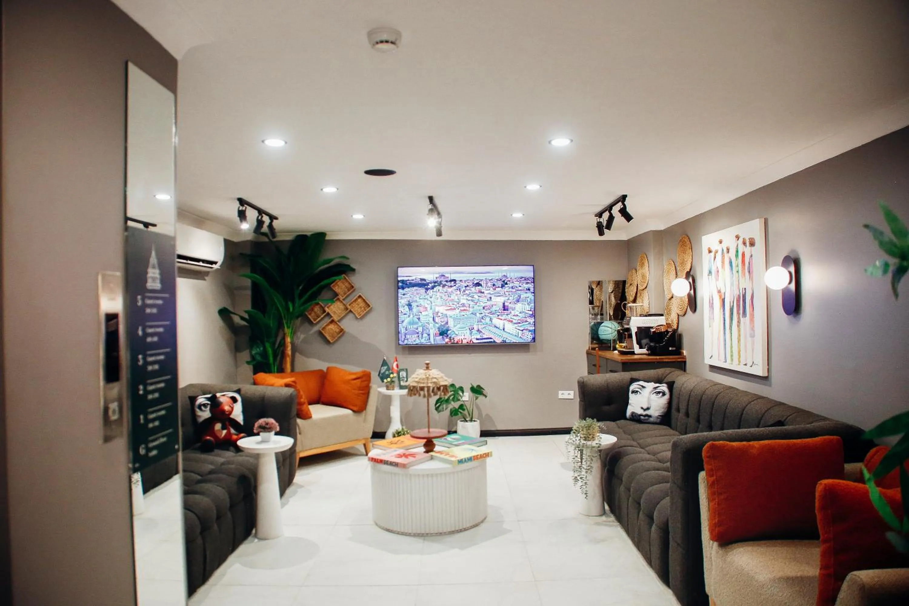 Communal lounge/ TV room in Istiklal Street Taksim House Yamalya Hotel