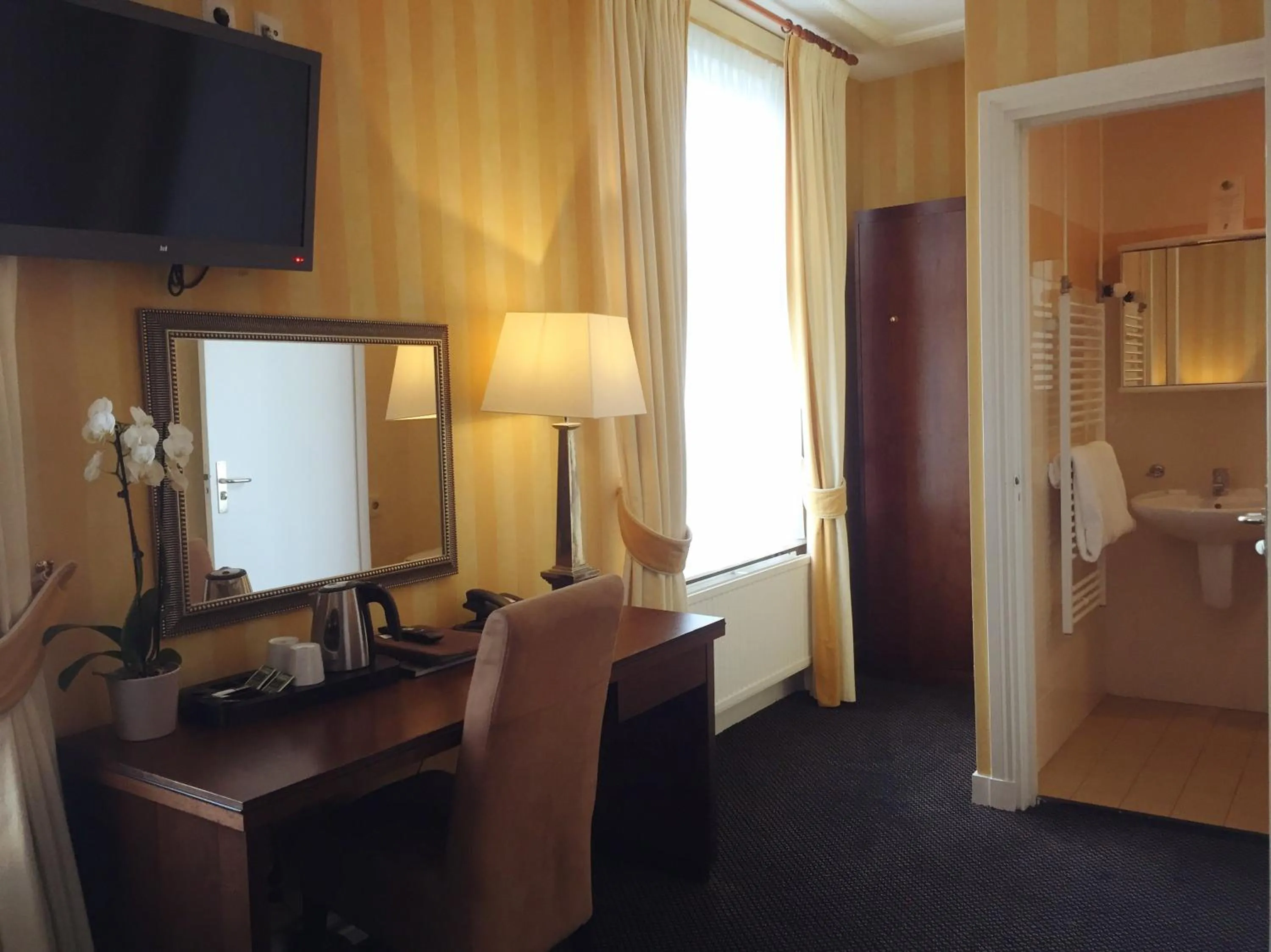 Bed in Hotel Johannes Vermeer Delft