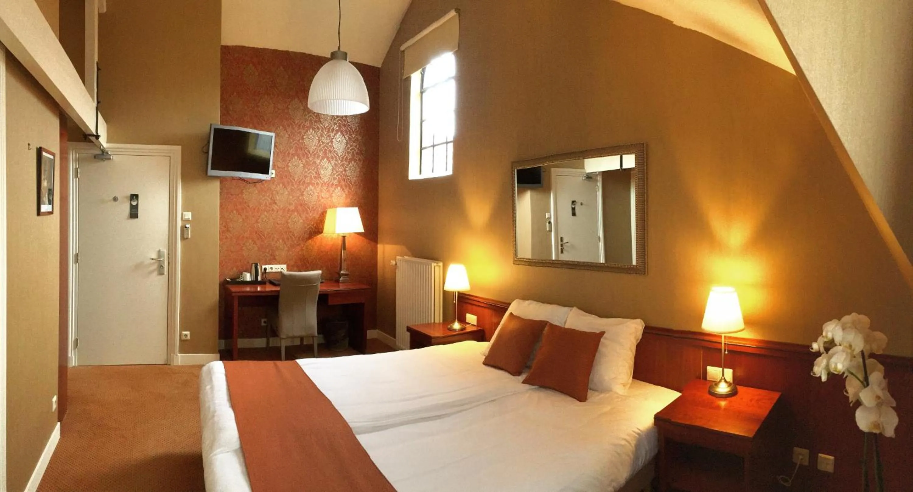 Bed in Hotel Johannes Vermeer Delft