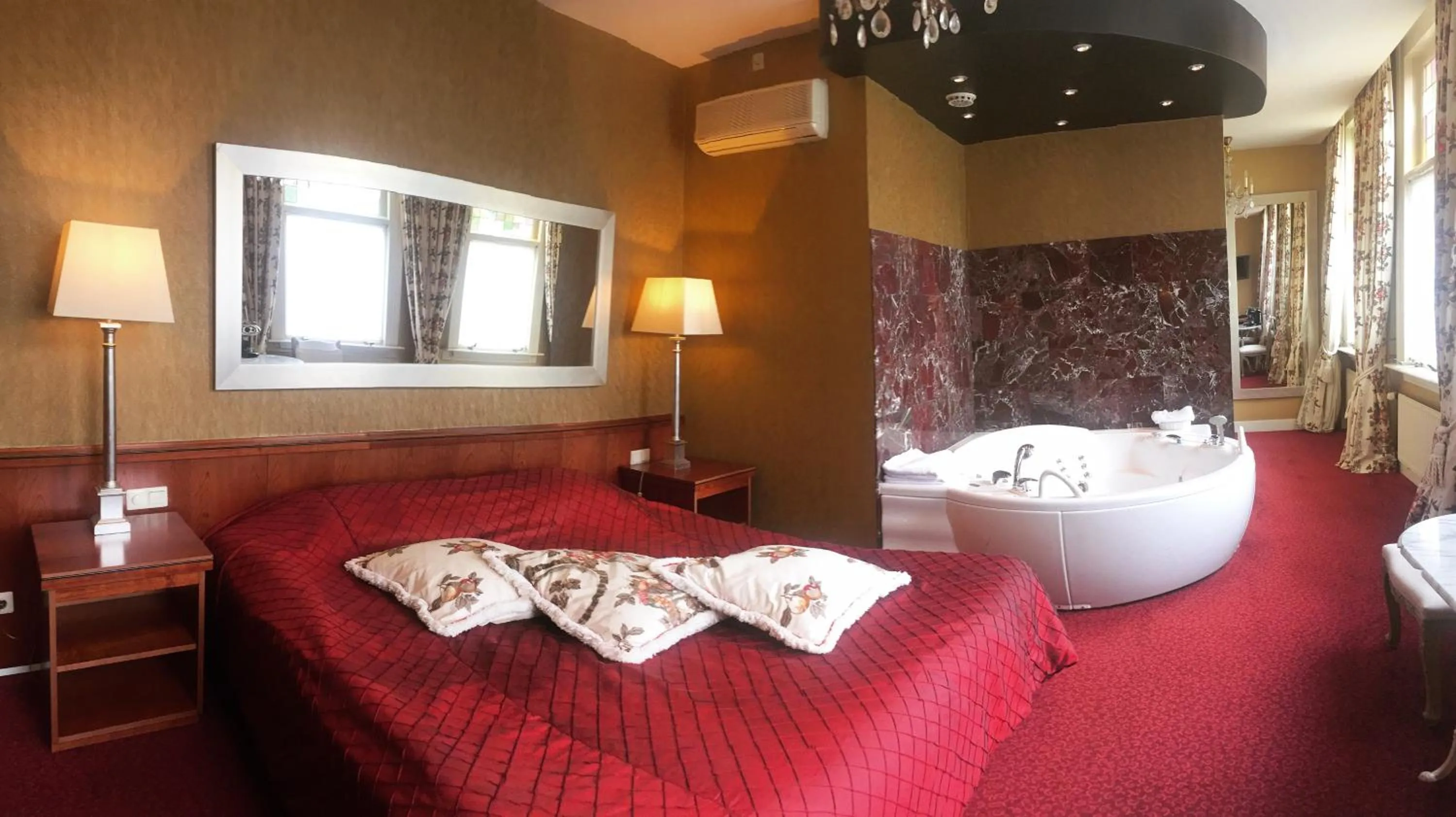 Bed in Hotel Johannes Vermeer Delft