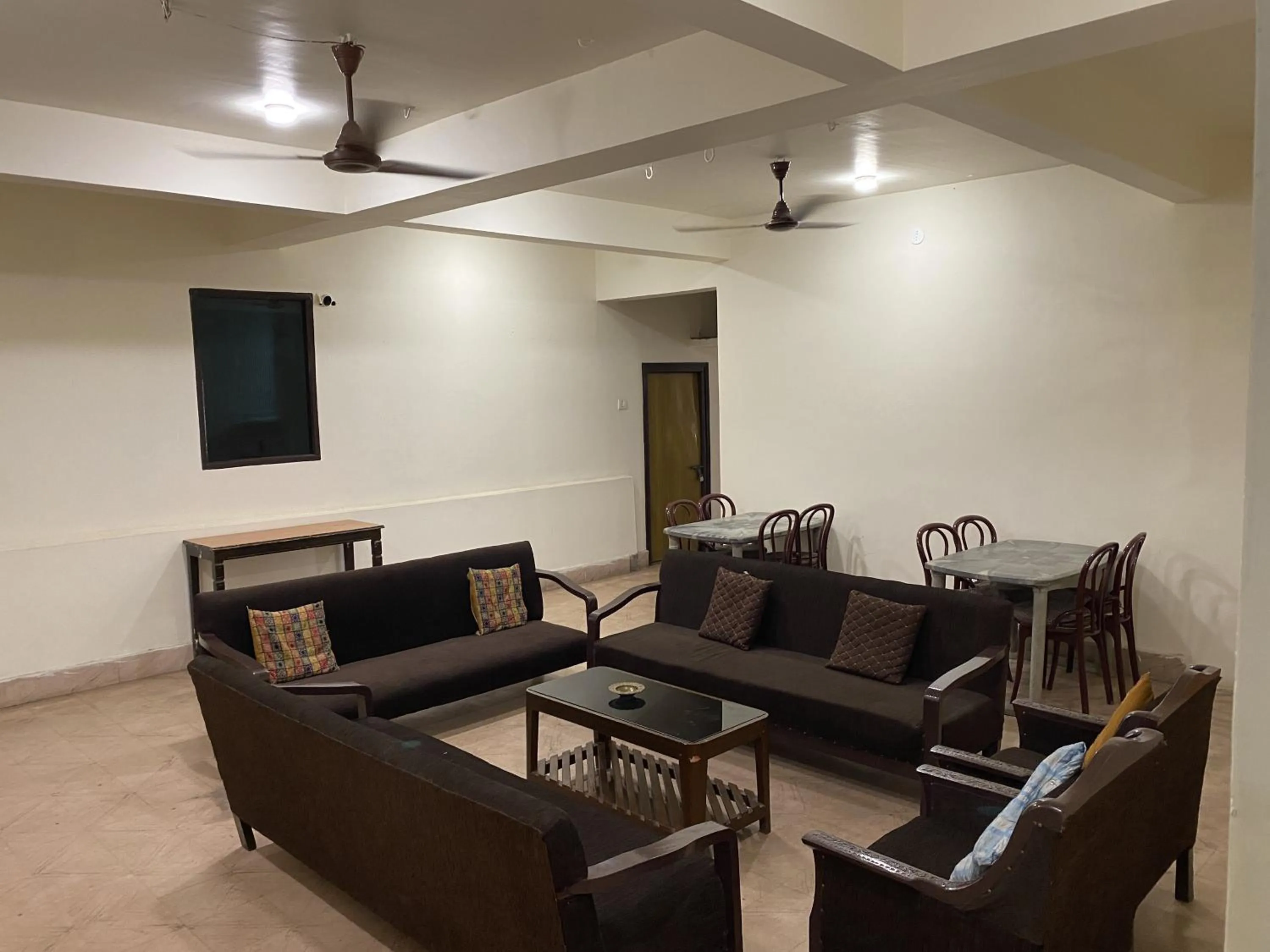 Communal lounge/ TV room in Hotel Mayur