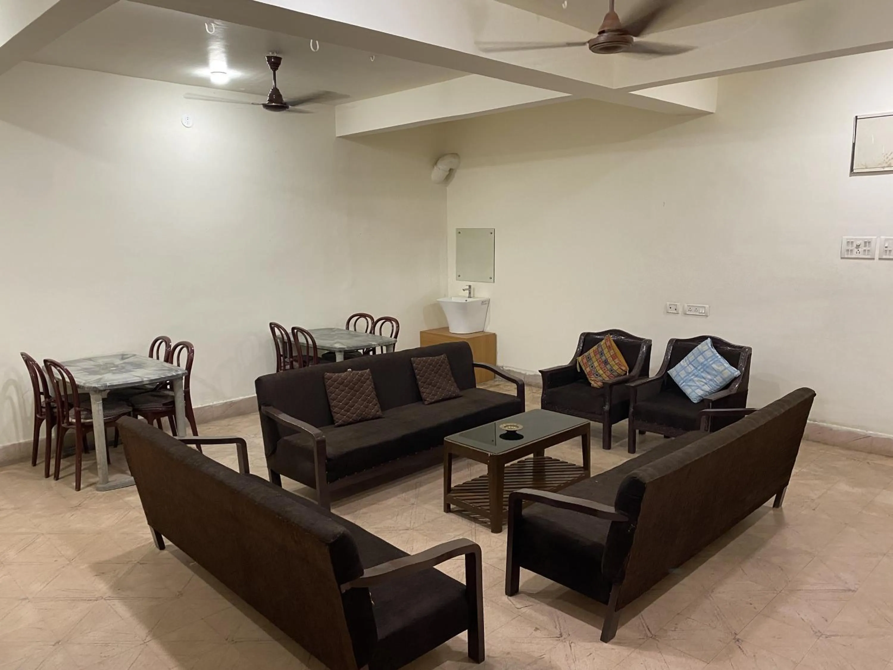 Communal lounge/ TV room in Hotel Mayur