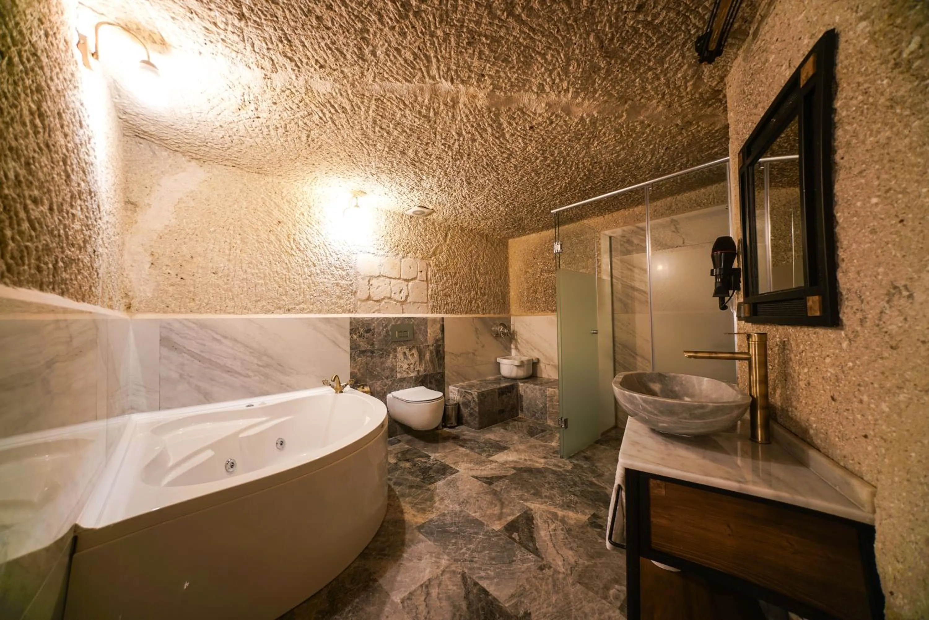 Shower in Caverna Hotel Premium Caves