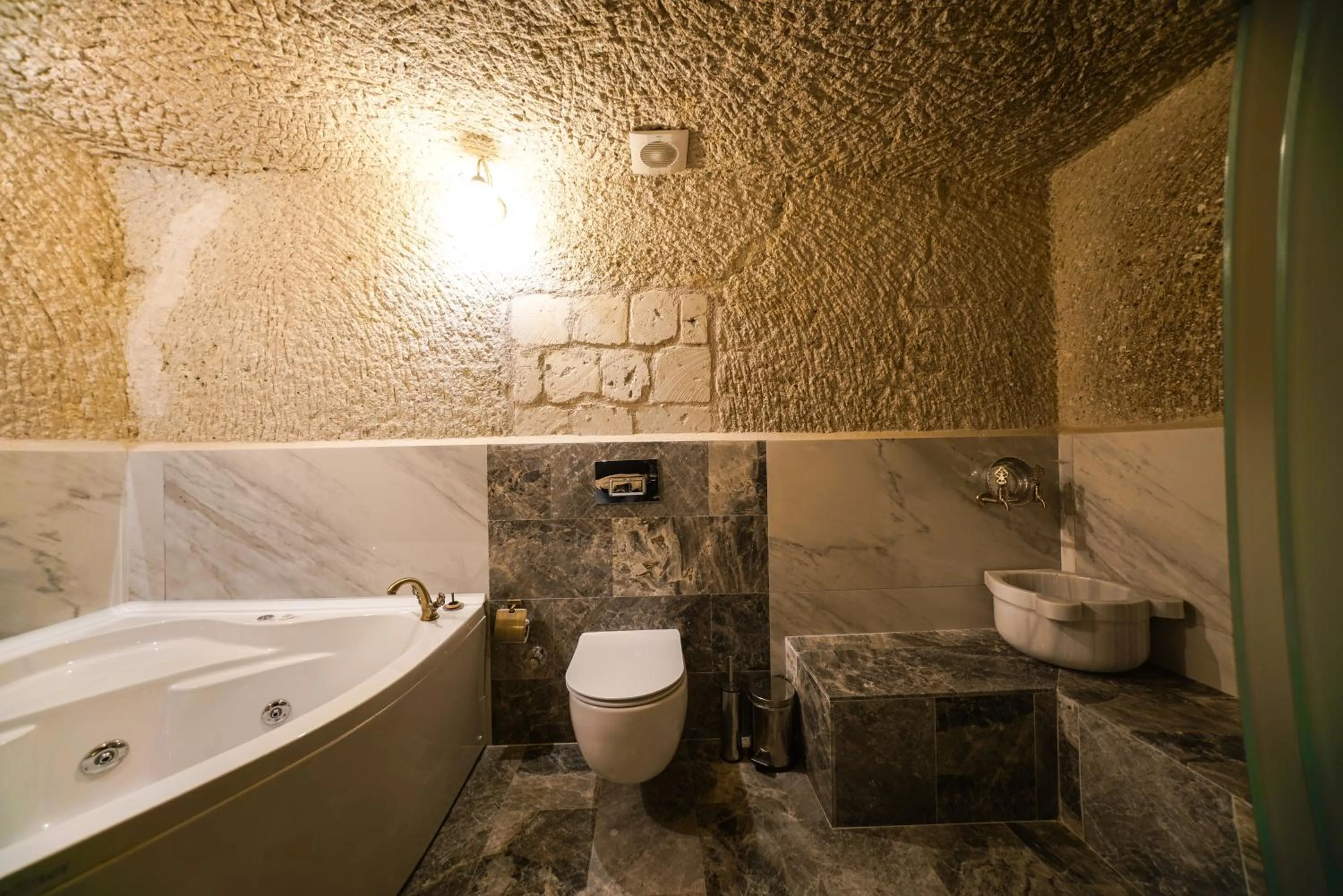 Toilet in Caverna Hotel Premium Caves