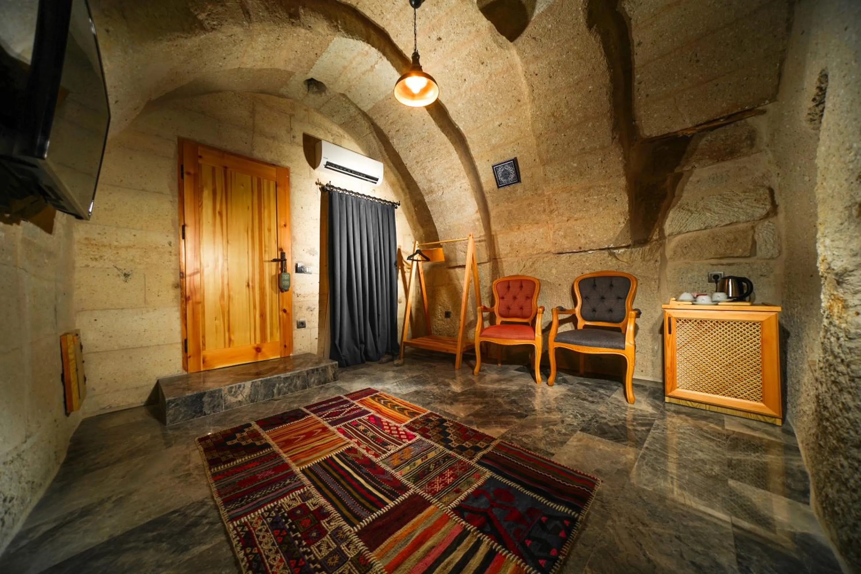 TV and multimedia in Caverna Hotel Premium Caves