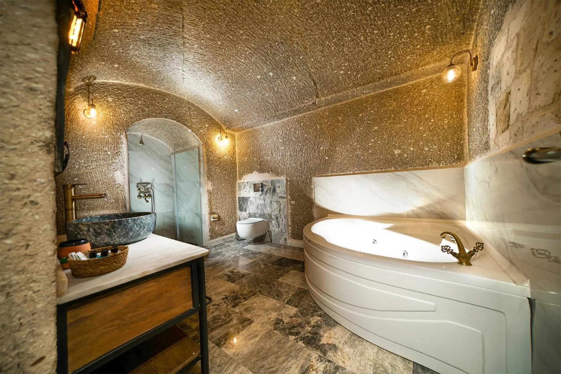 Shower, Bed in Caverna Hotel Premium Caves