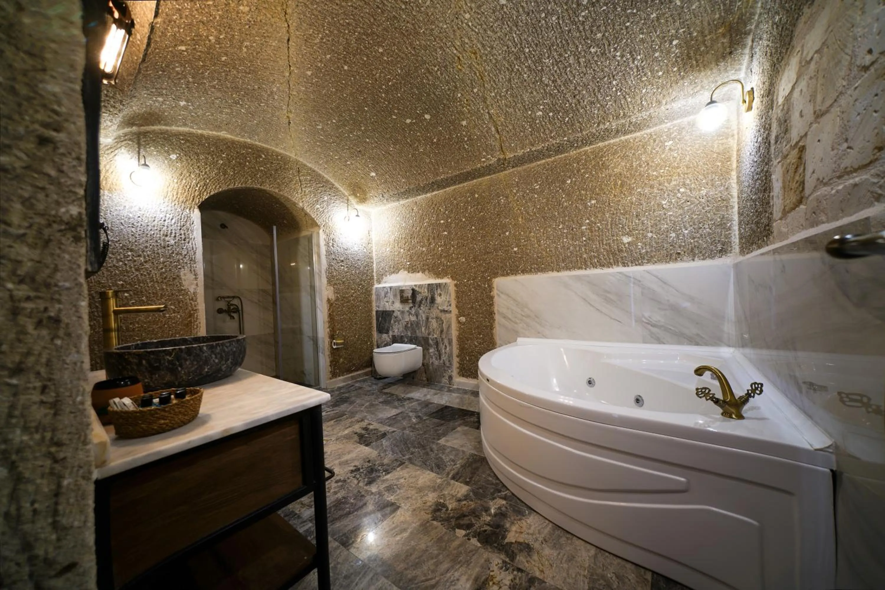 Shower in Caverna Hotel Premium Caves