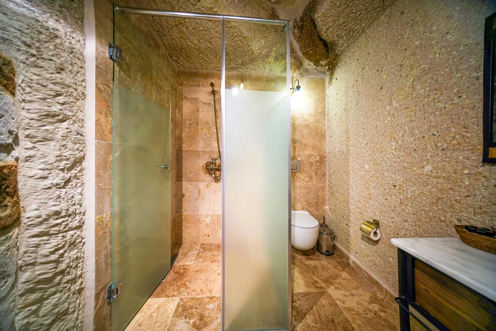 Shower in Caverna Hotel Premium Caves