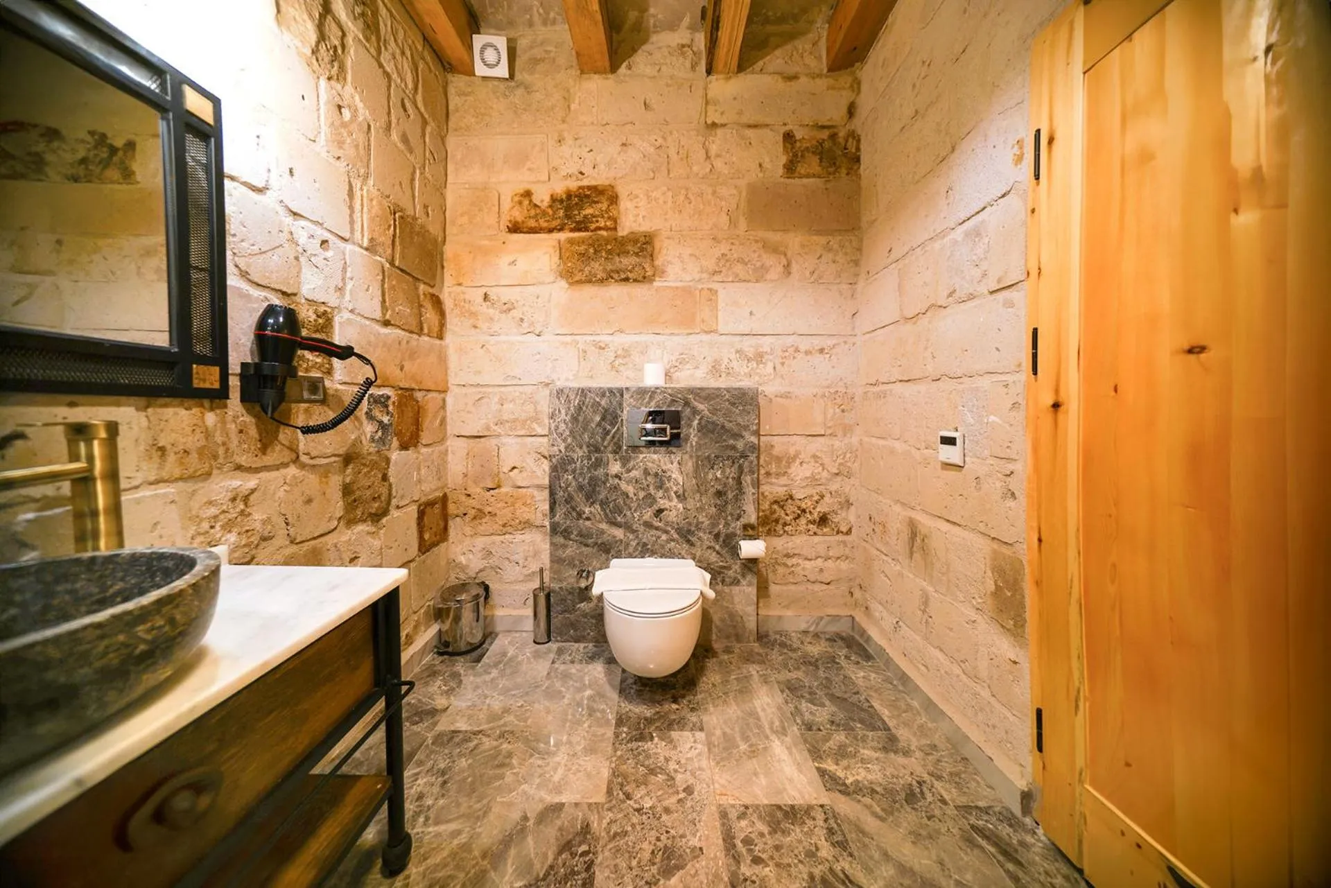 Toilet in Caverna Hotel Premium Caves