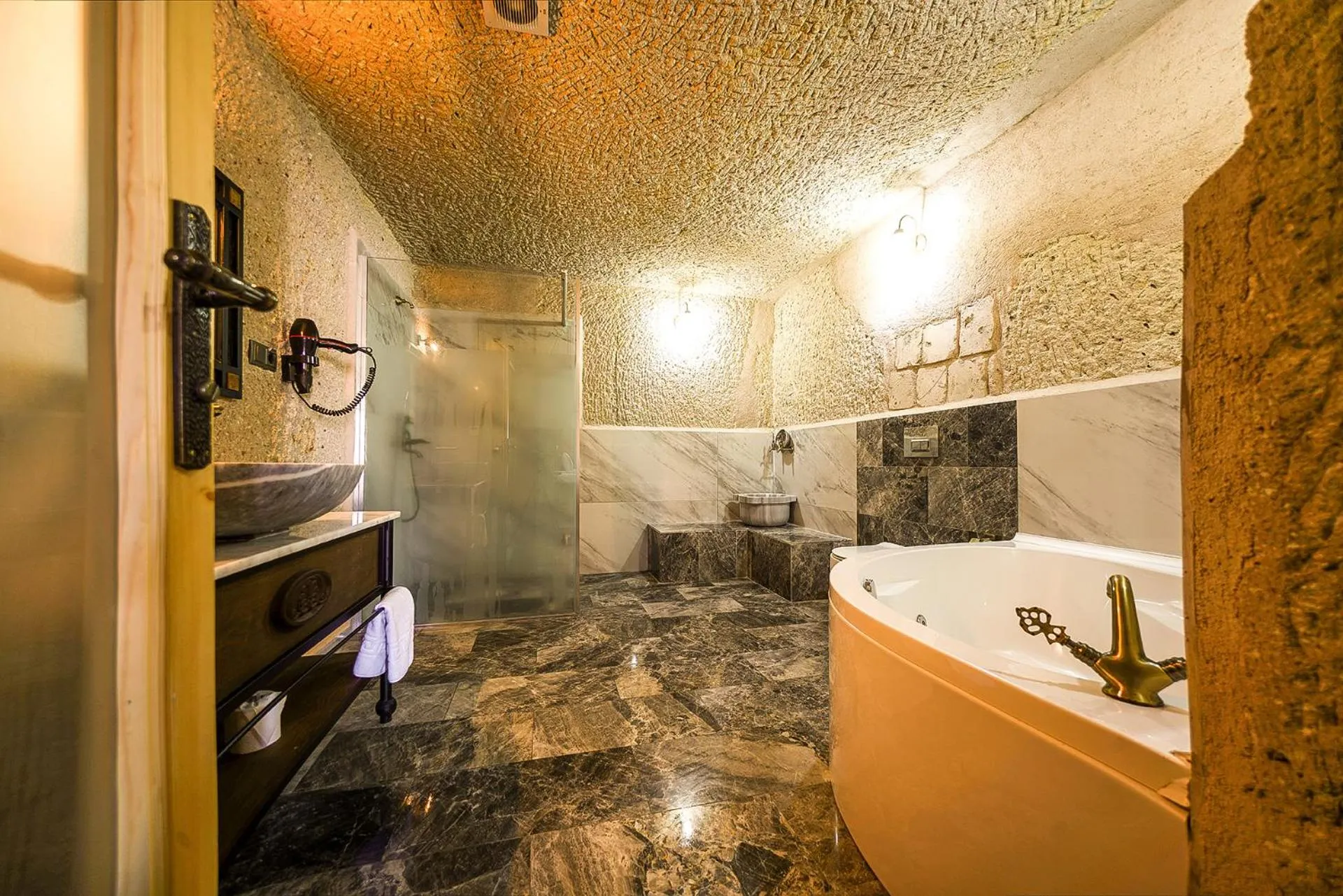Shower in Caverna Hotel Premium Caves