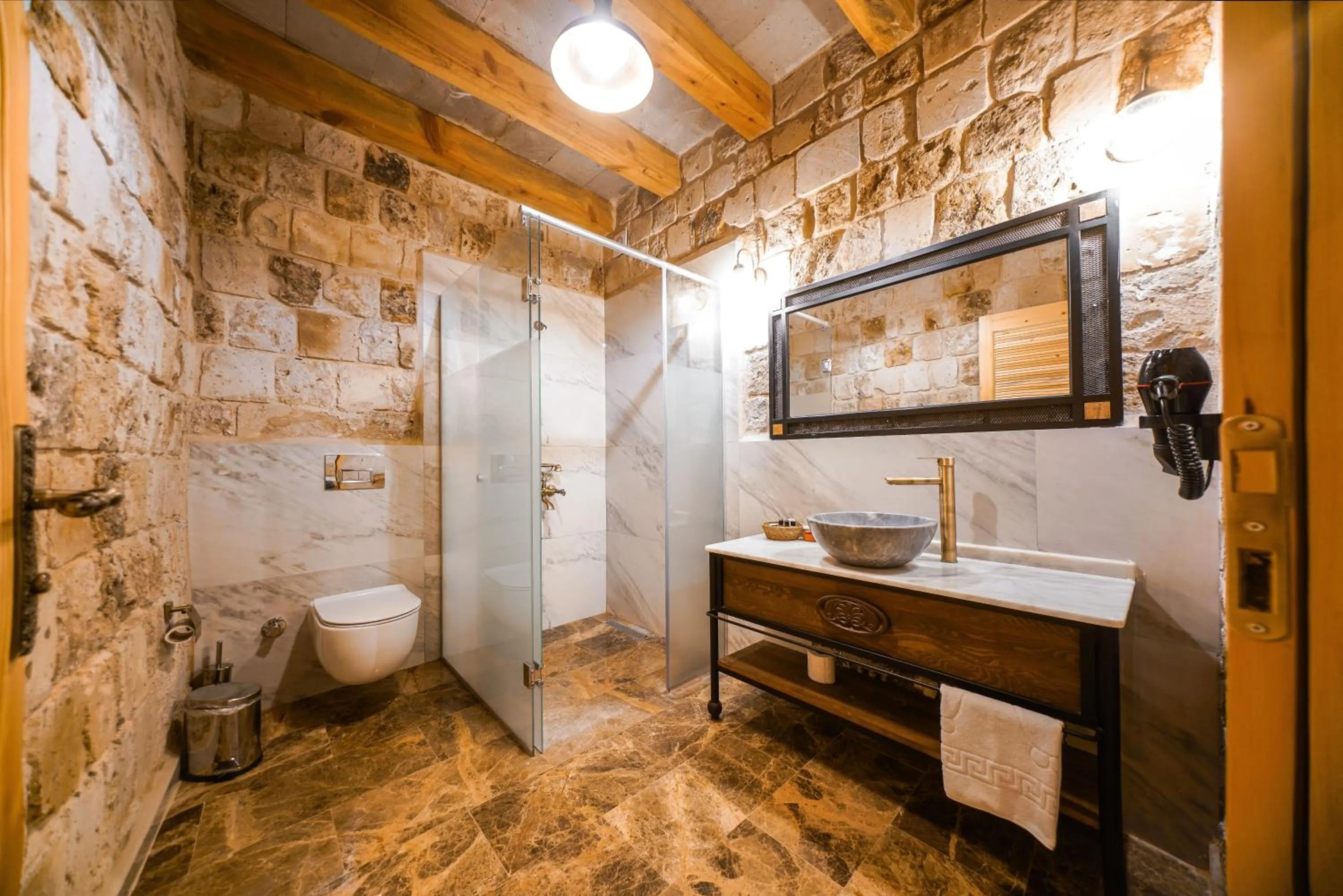 Shower in Caverna Hotel Premium Caves