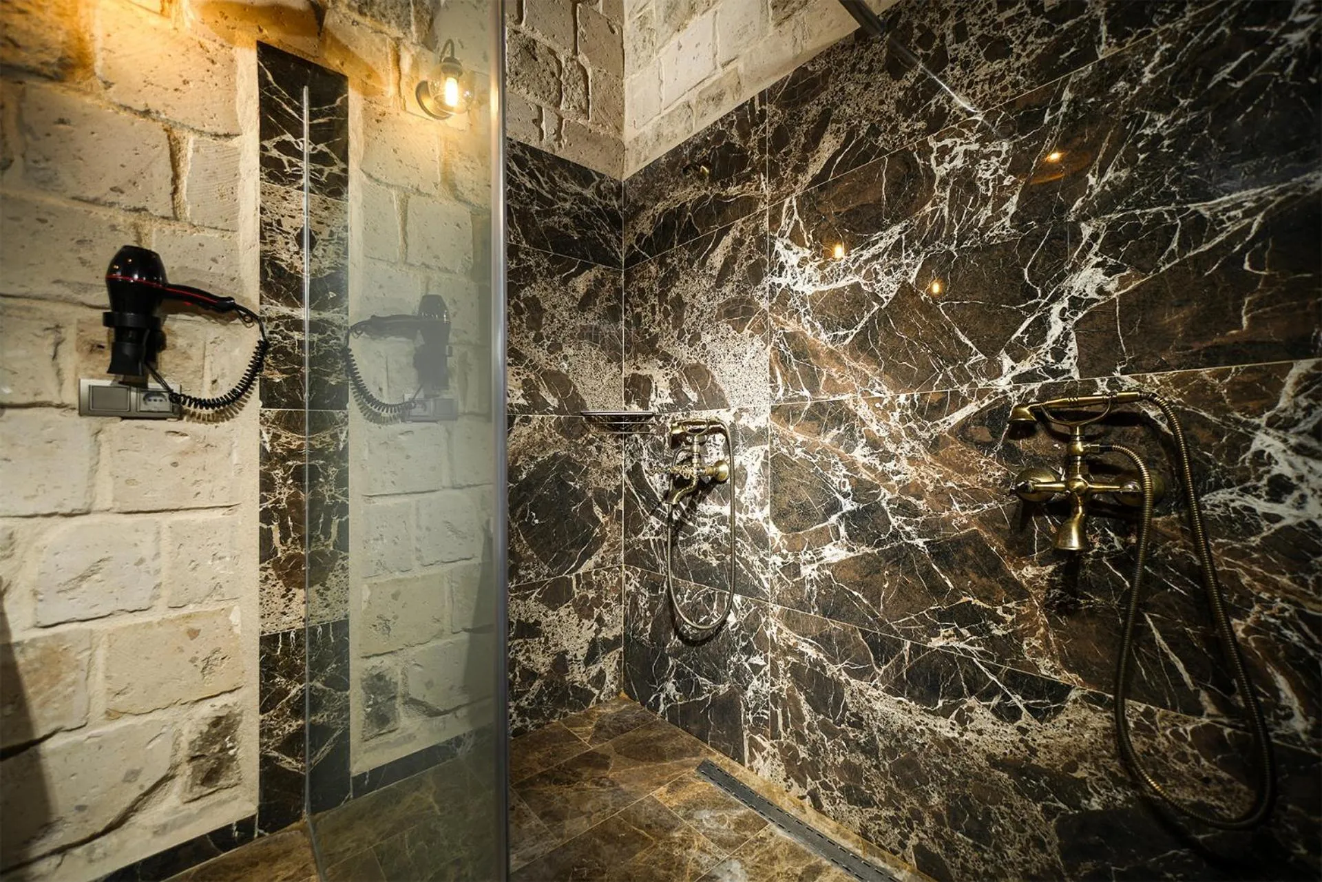 Shower in Caverna Hotel Premium Caves
