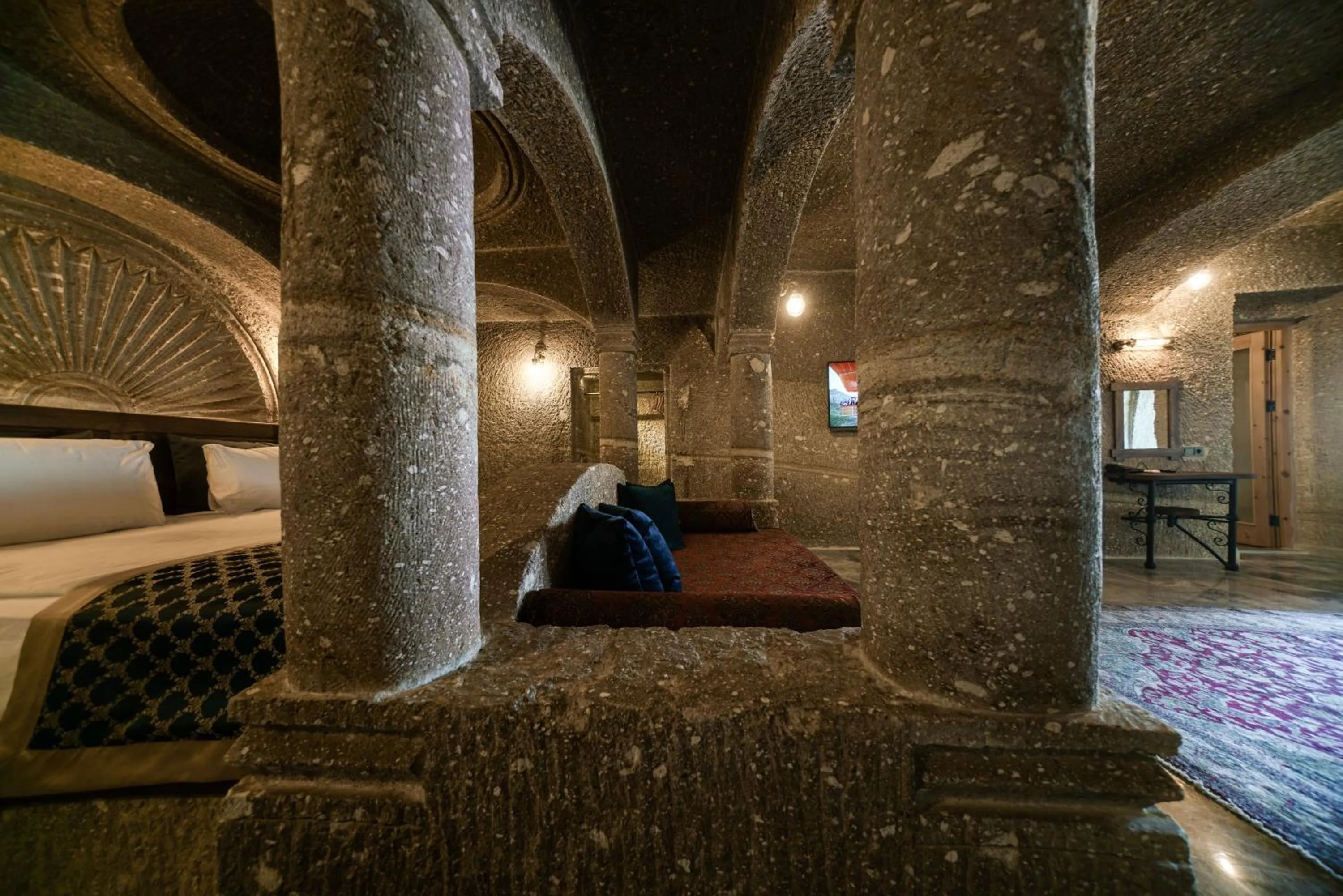 Seating area, Bed in Caverna Hotel Premium Caves
