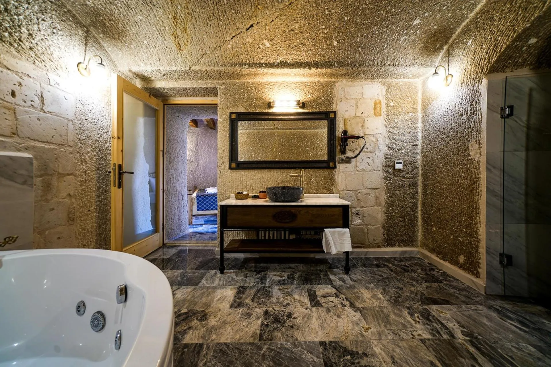 Hot Tub in Caverna Hotel Premium Caves