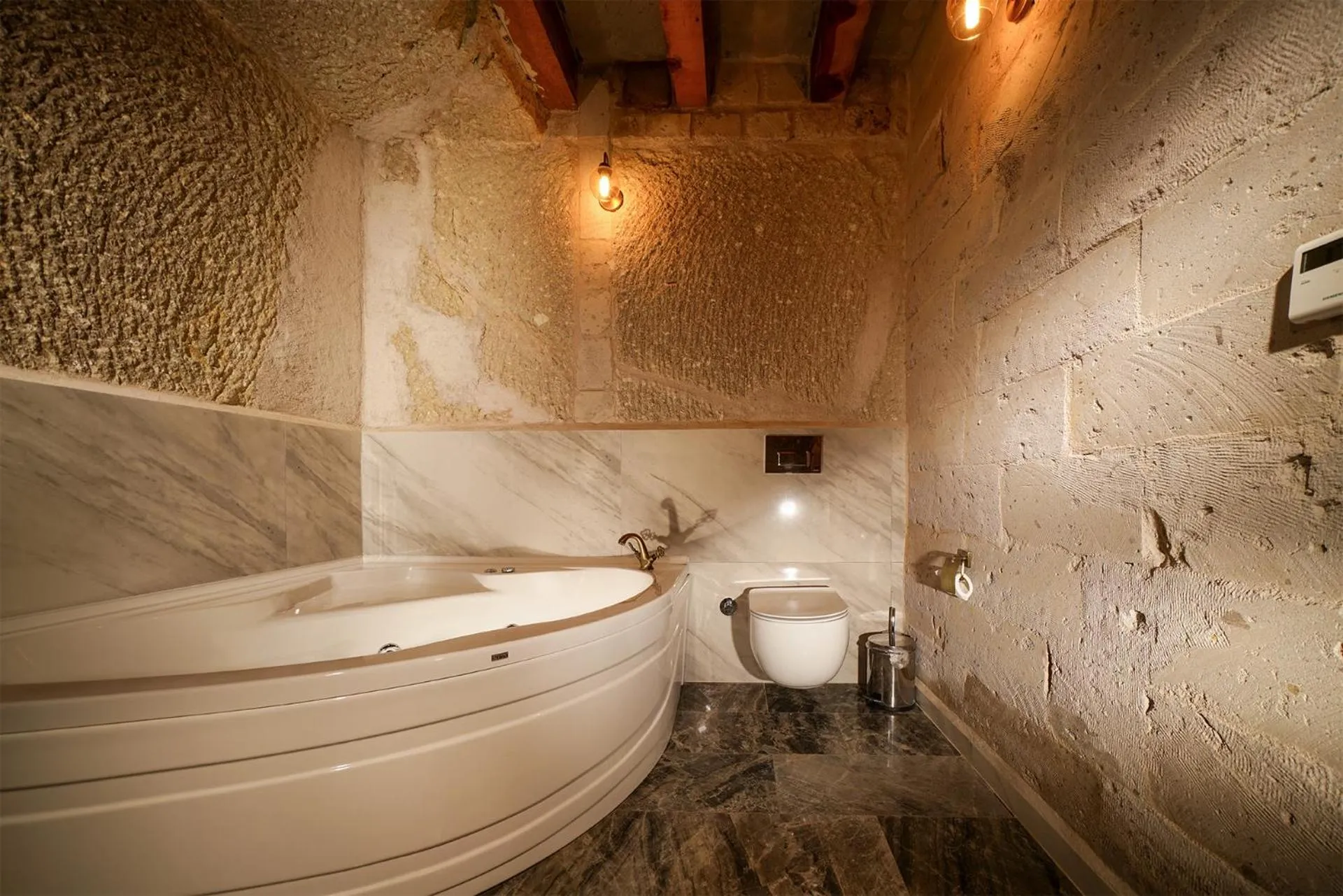 Toilet in Caverna Hotel Premium Caves