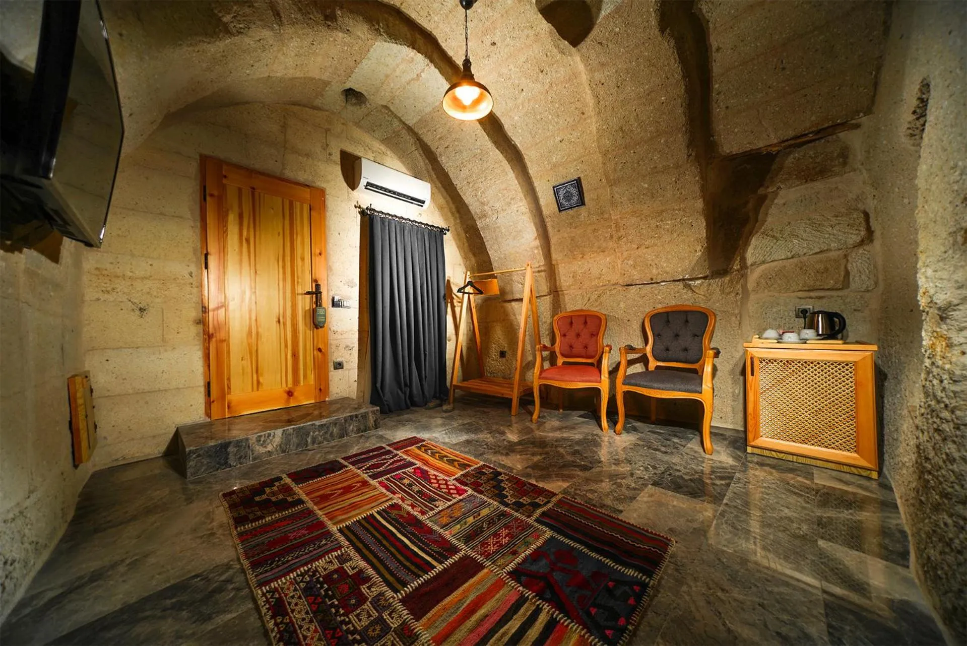 TV and multimedia in Caverna Hotel Premium Caves