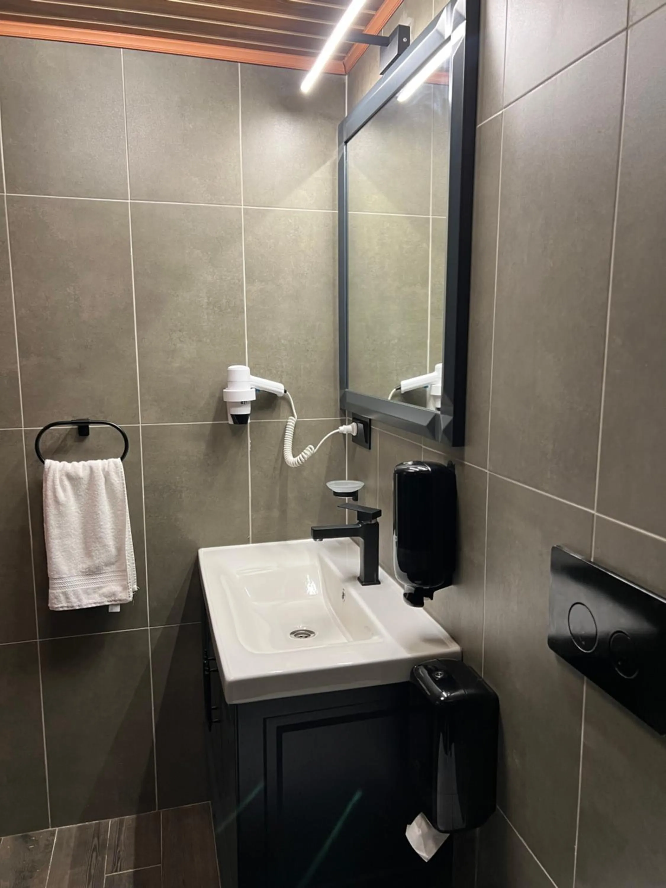 Shower in AYDER VANAK STONE SUİTES