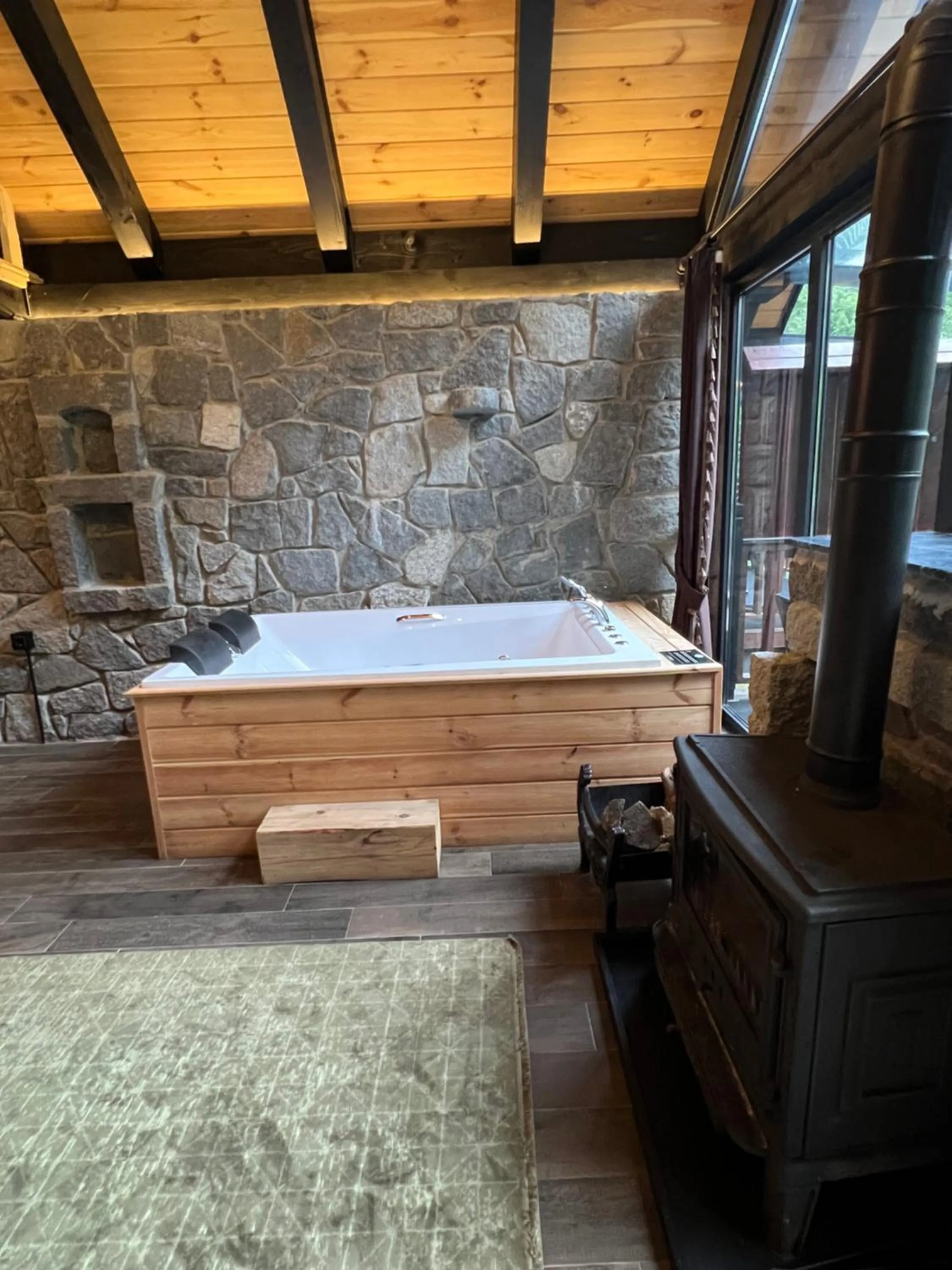 Hot Tub in AYDER VANAK STONE SUİTES