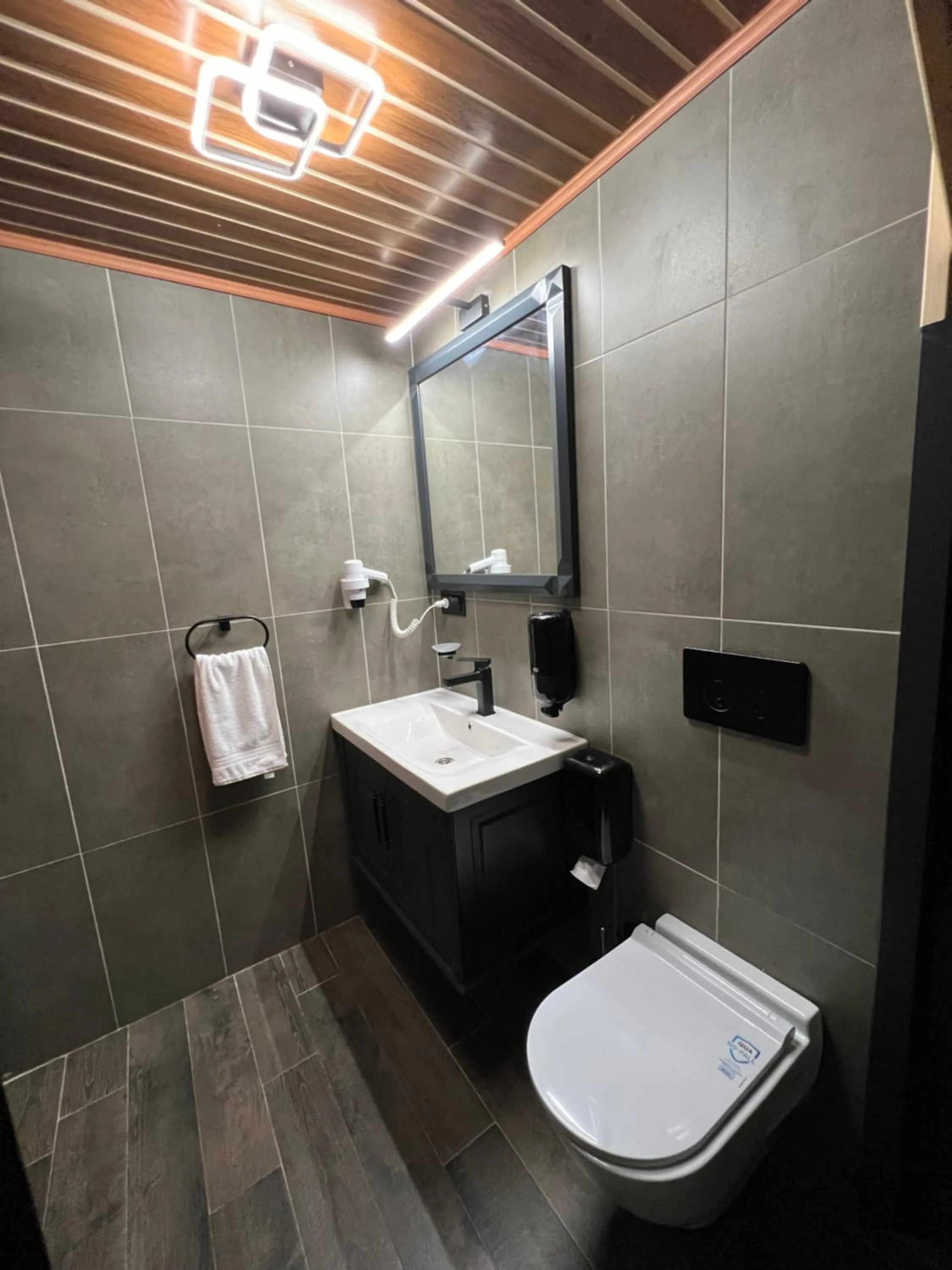 Shower in AYDER VANAK STONE SUİTES