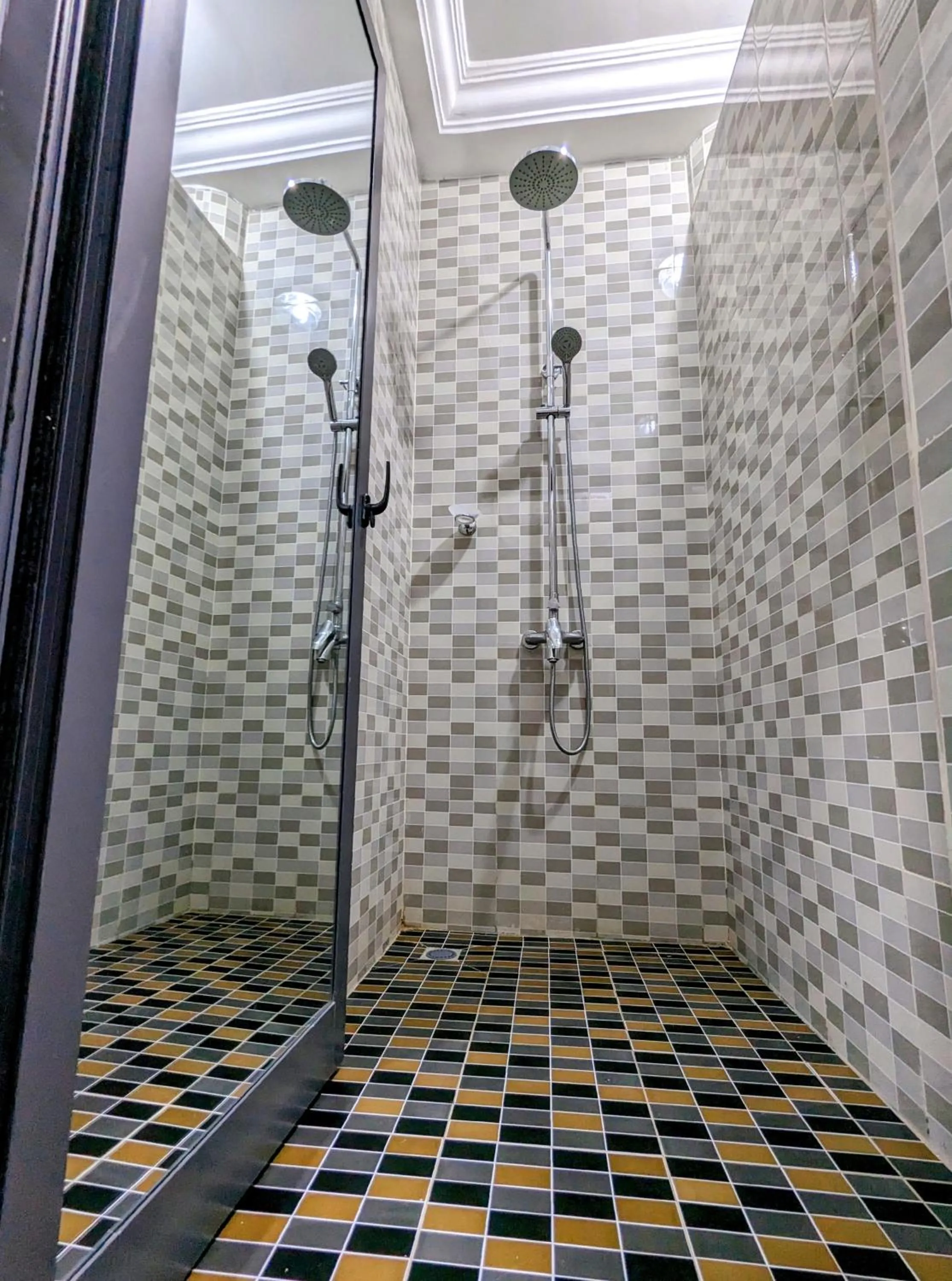 Shower in Les Ombrelles Appart'Hotel