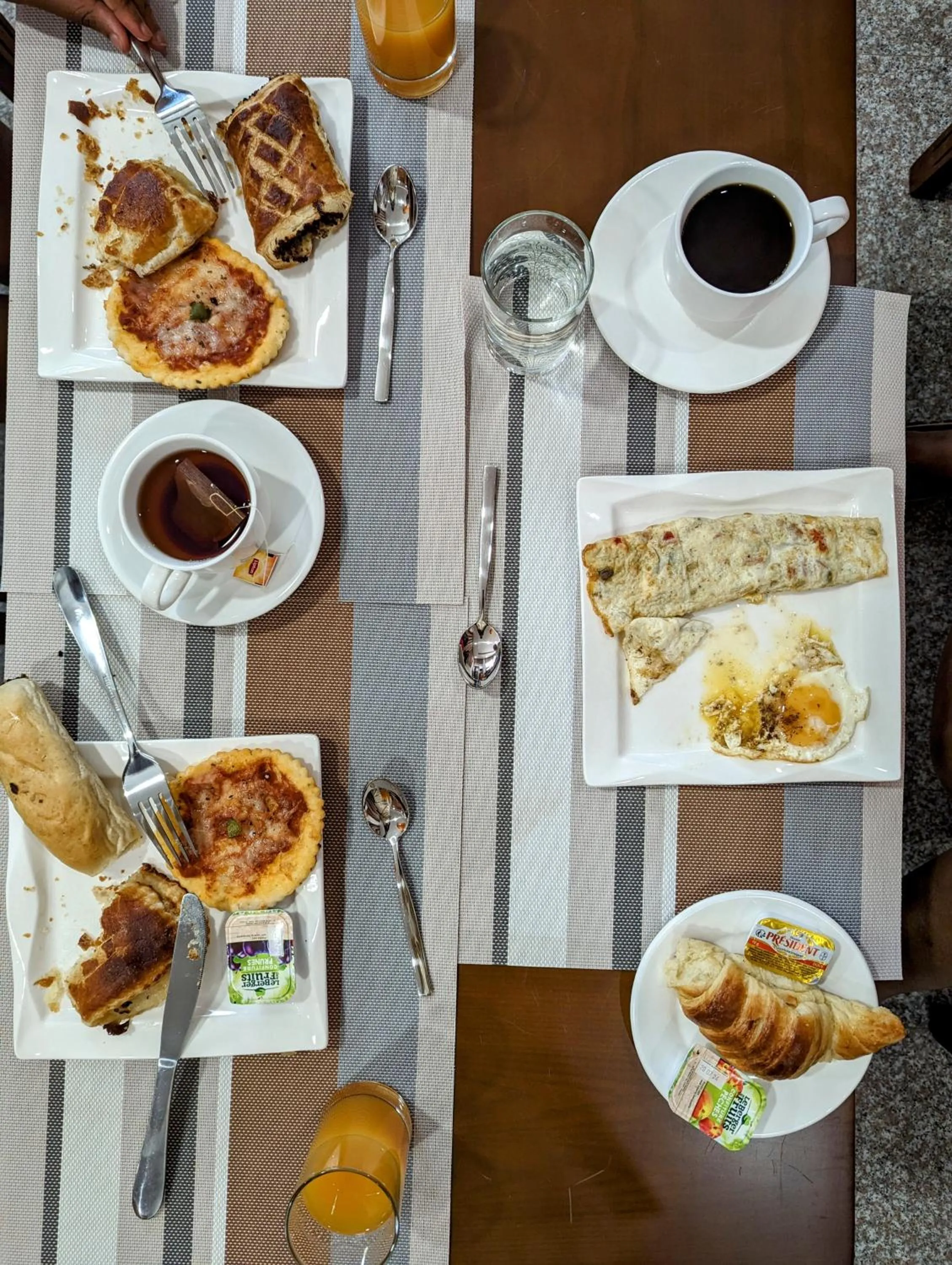 Breakfast in Les Ombrelles Appart'Hotel