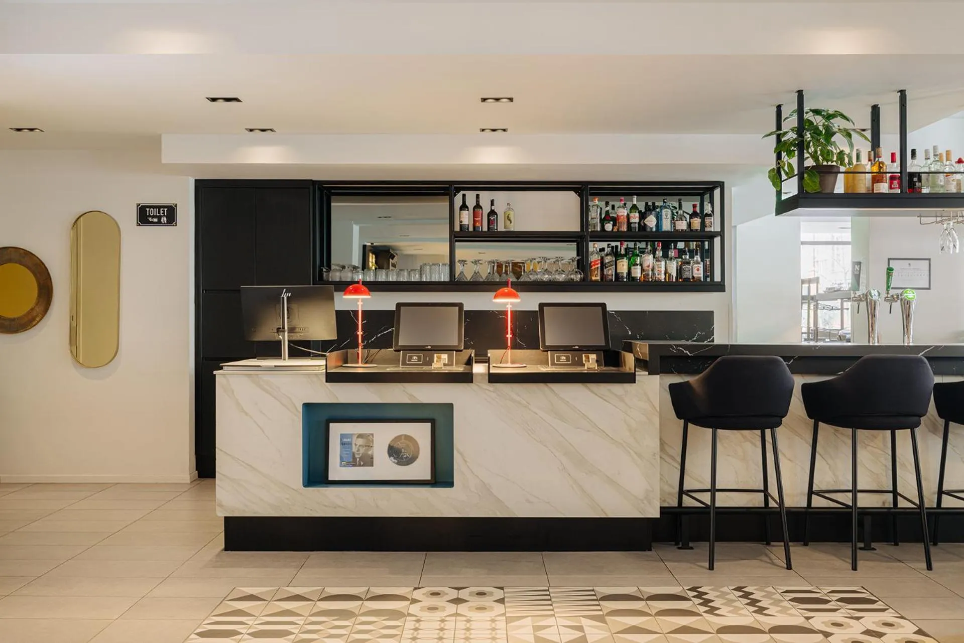 Lobby or reception in Leonardo Hotel Rotterdam Savoy