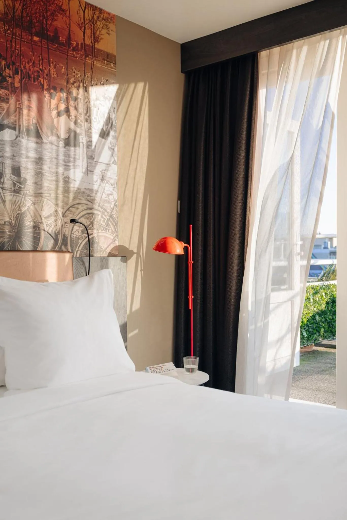 Balcony/Terrace, Bed in Leonardo Hotel Rotterdam Savoy