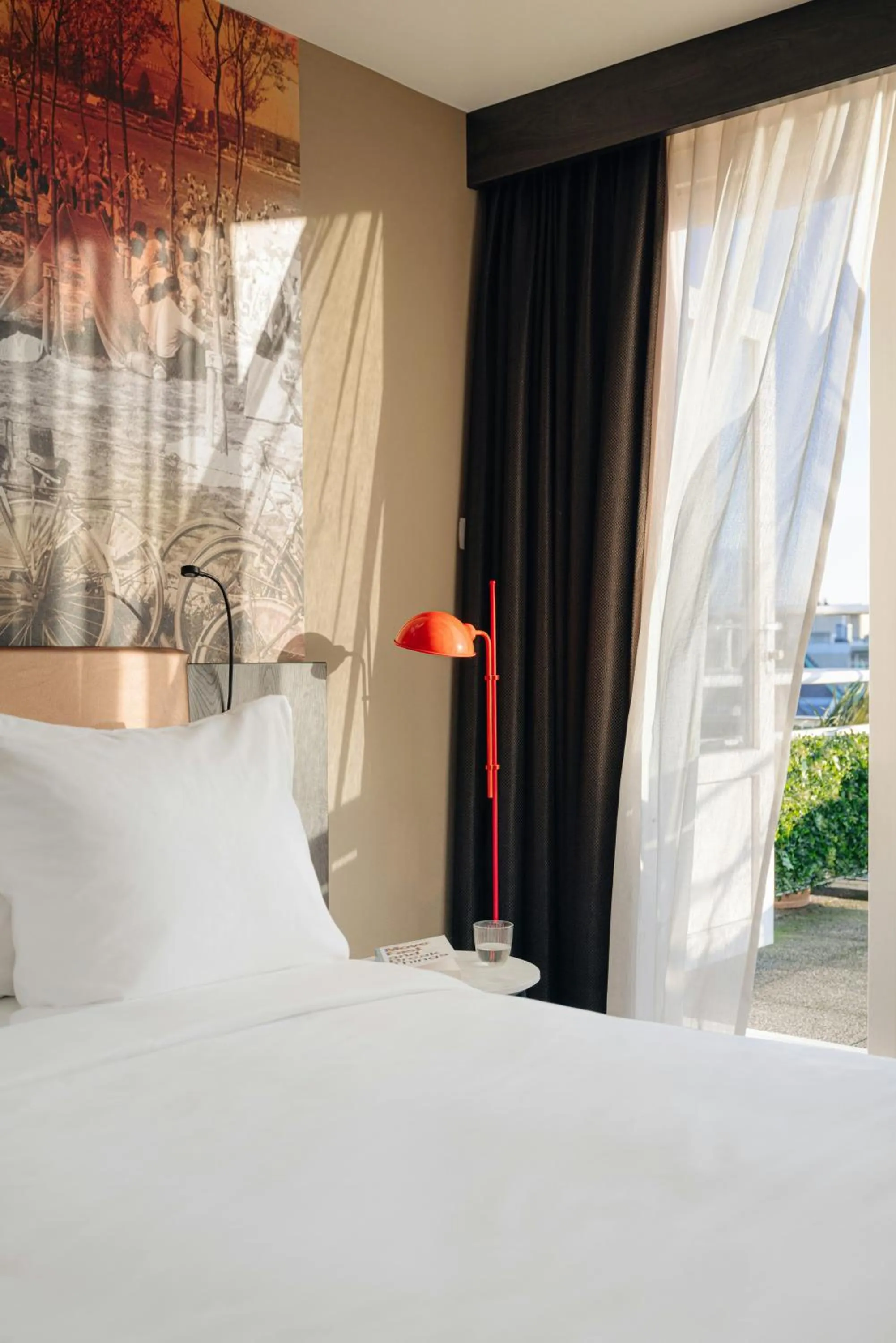 Balcony/Terrace, Bed in Leonardo Hotel Rotterdam Savoy