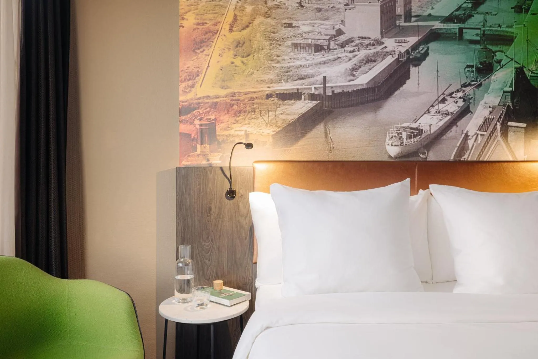 Nearby landmark, Bed in Leonardo Hotel Rotterdam Savoy