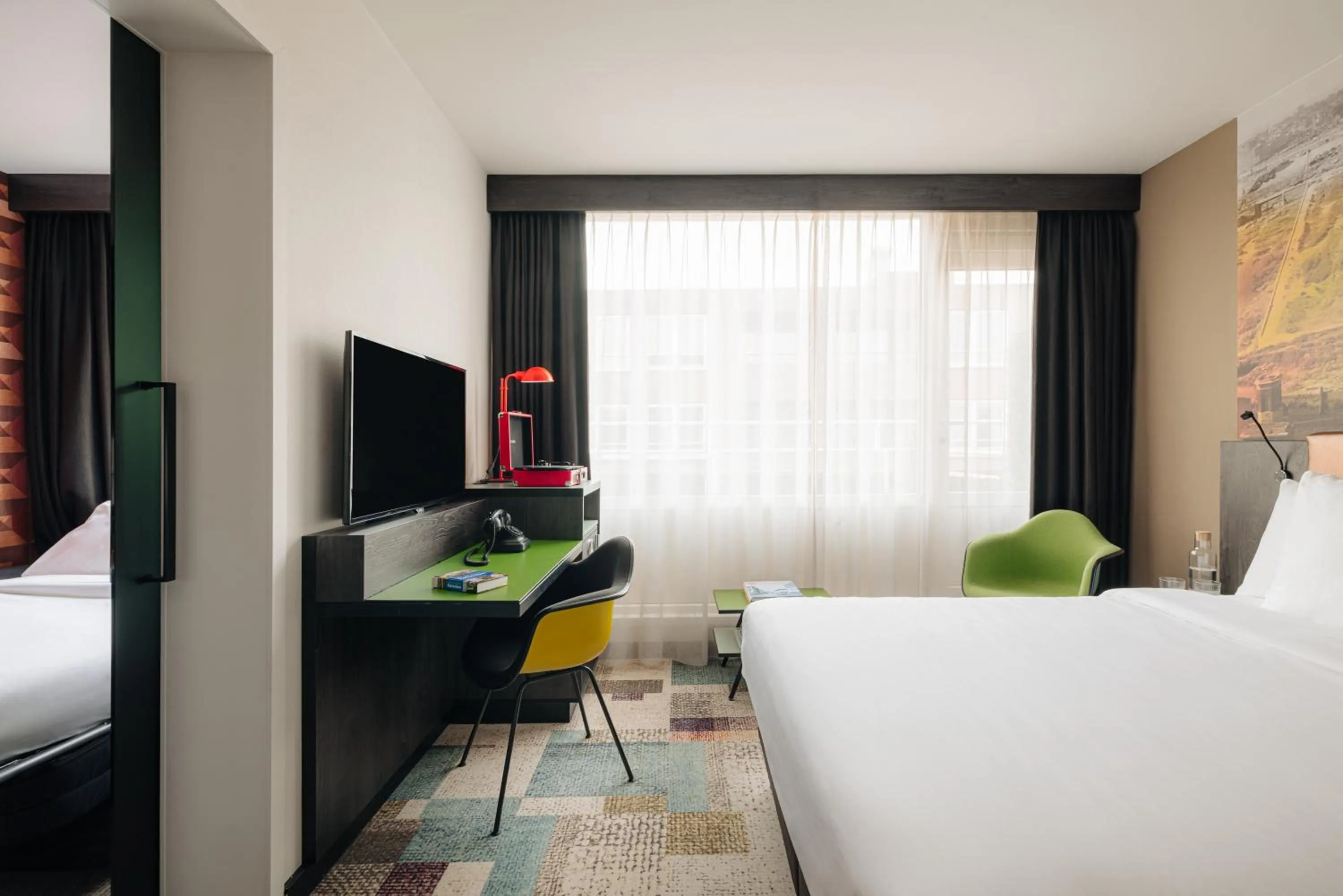 Bedroom, Bed in Leonardo Hotel Rotterdam Savoy