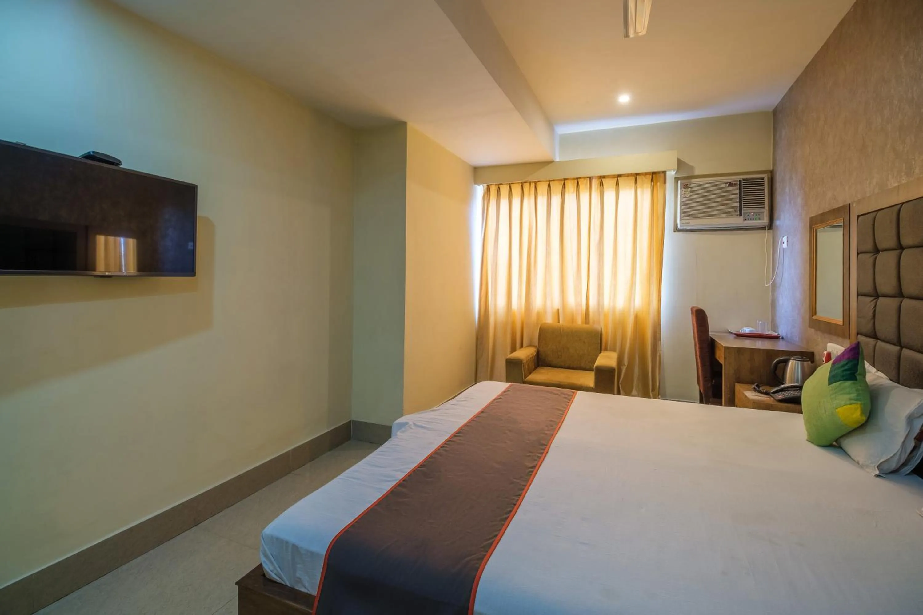 Photo of the whole room, Bed in Parnil Palace
