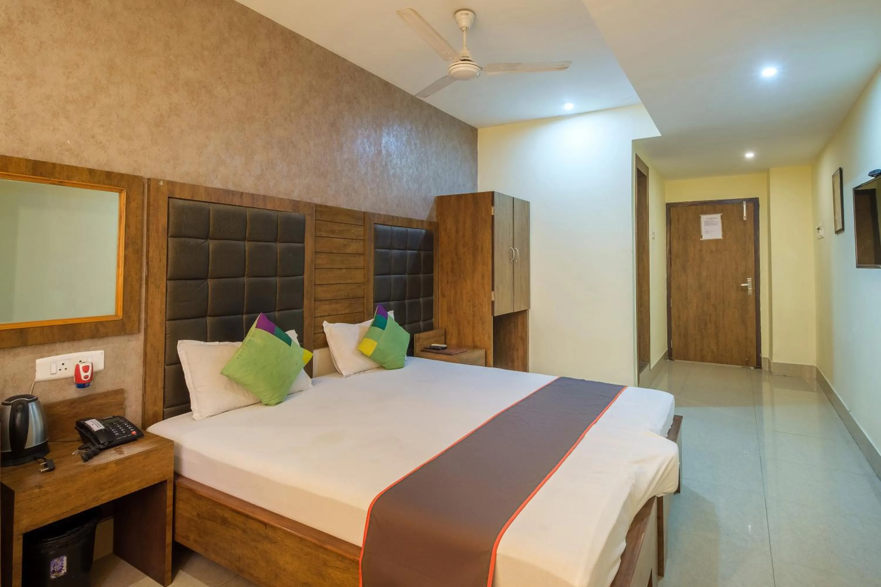 Photo of the whole room, Bed in Parnil Palace