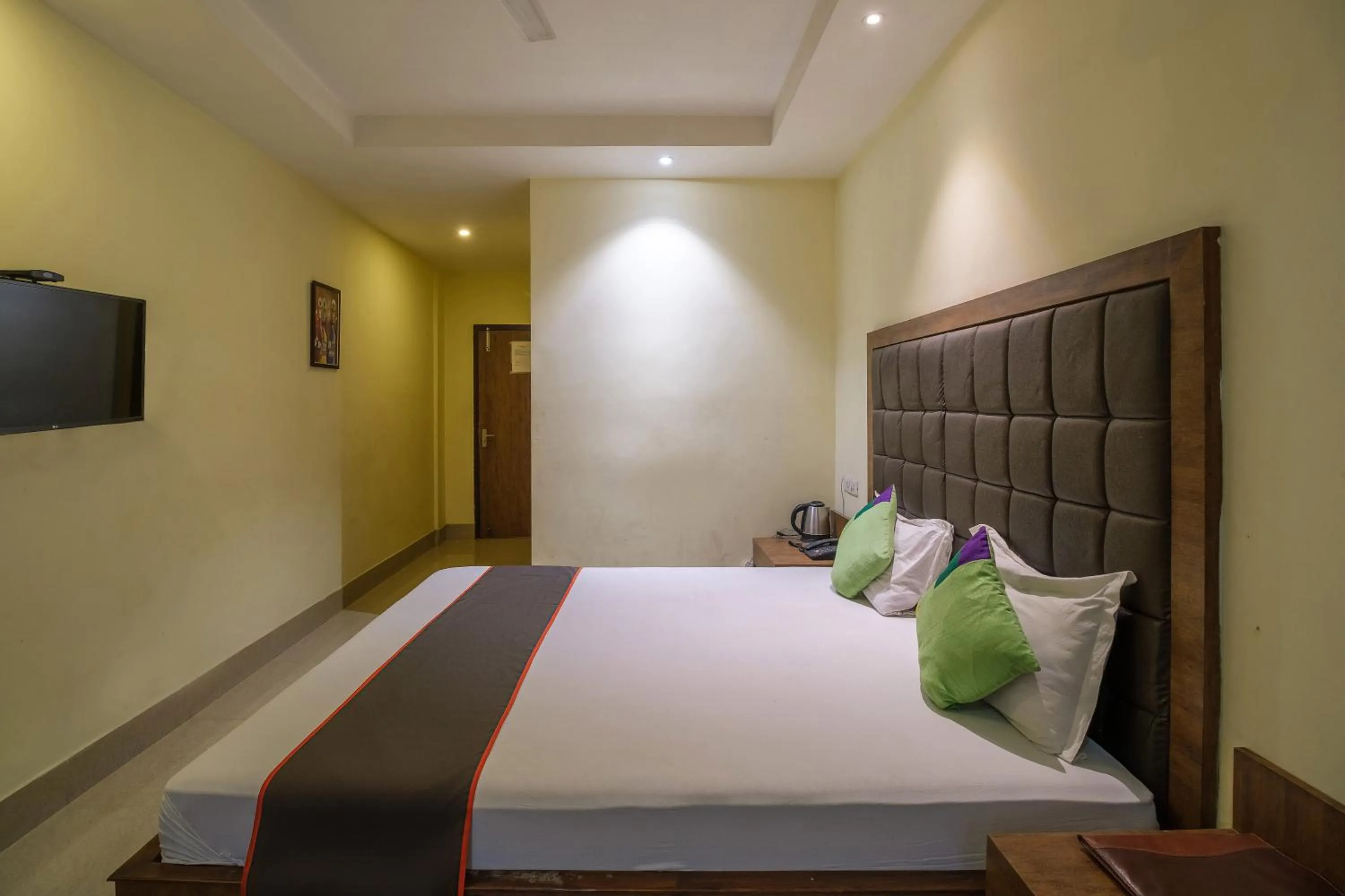 Bed in Parnil Palace