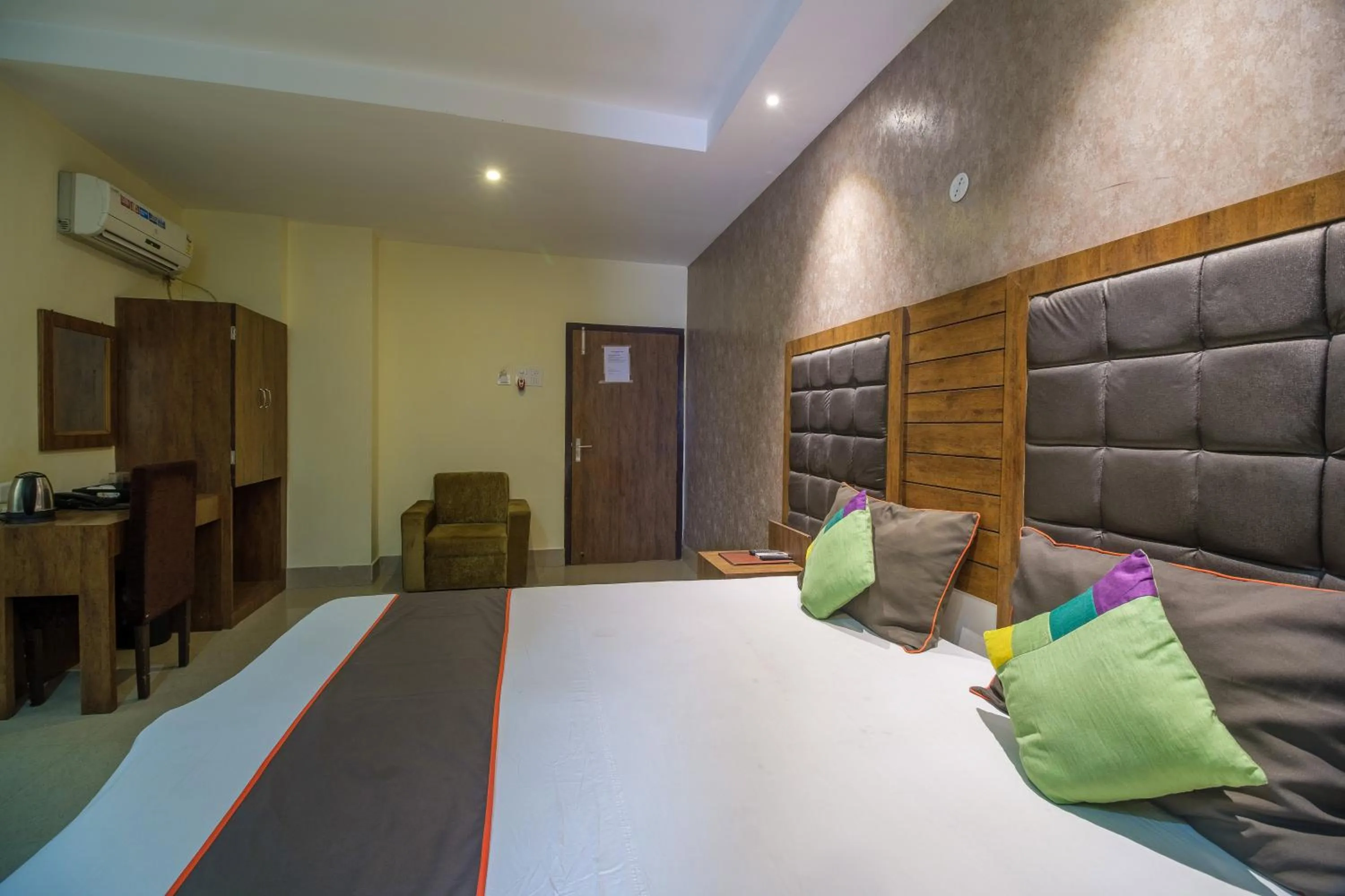 Photo of the whole room, Bed in Parnil Palace