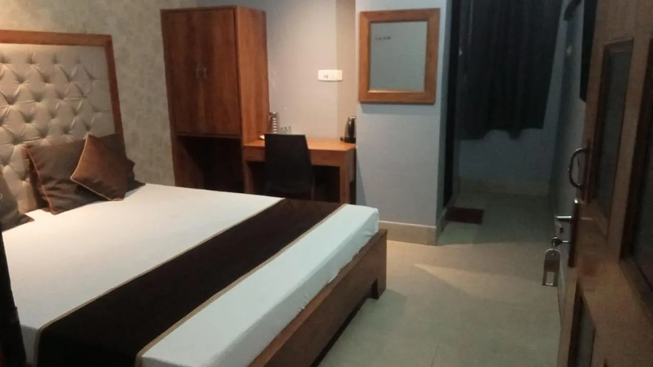 Bed in Parnil Palace