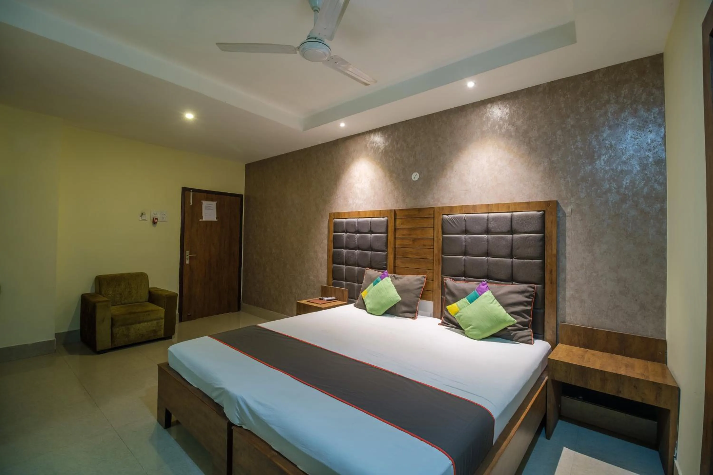 Bed in Parnil Palace