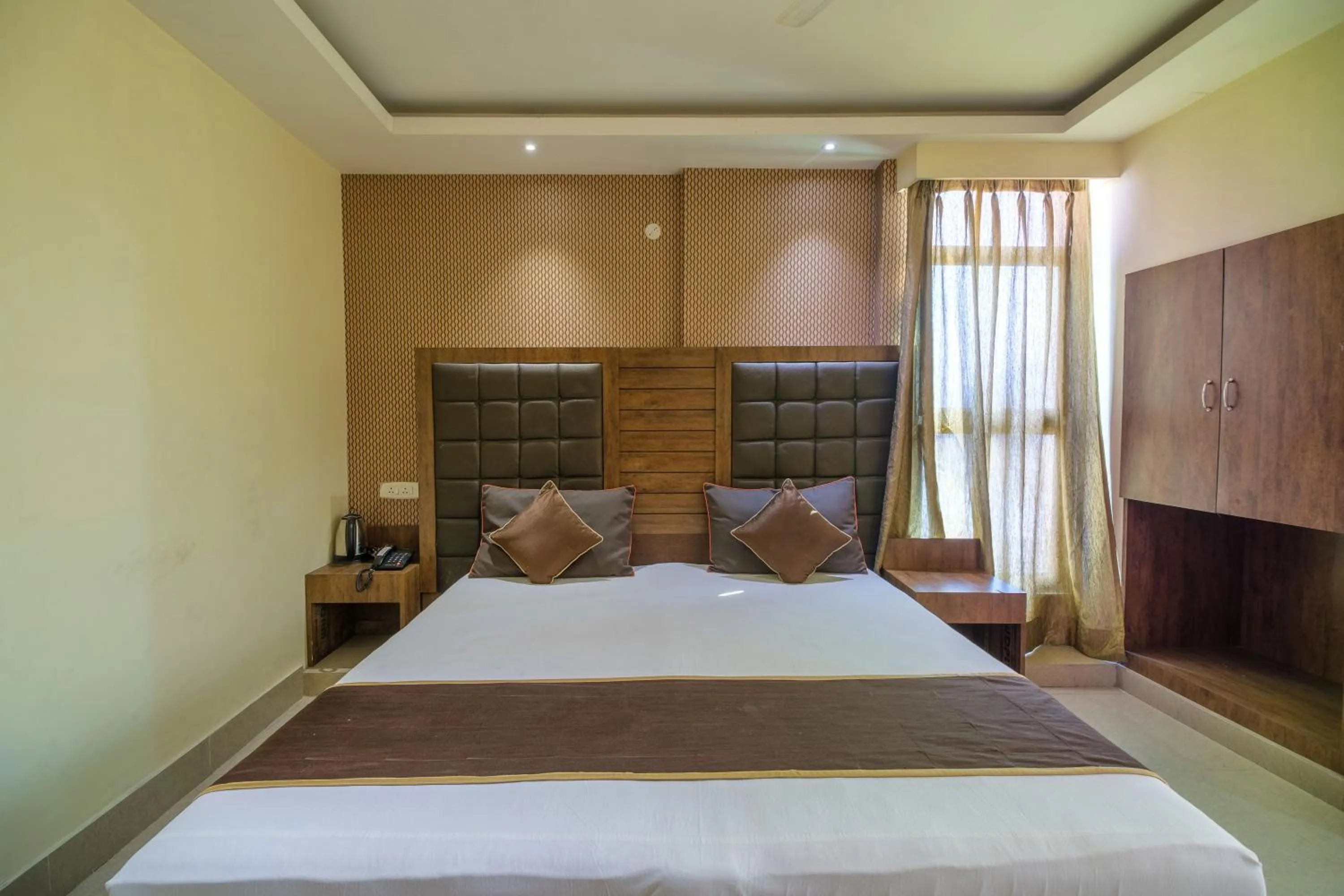 Bed in Parnil Palace
