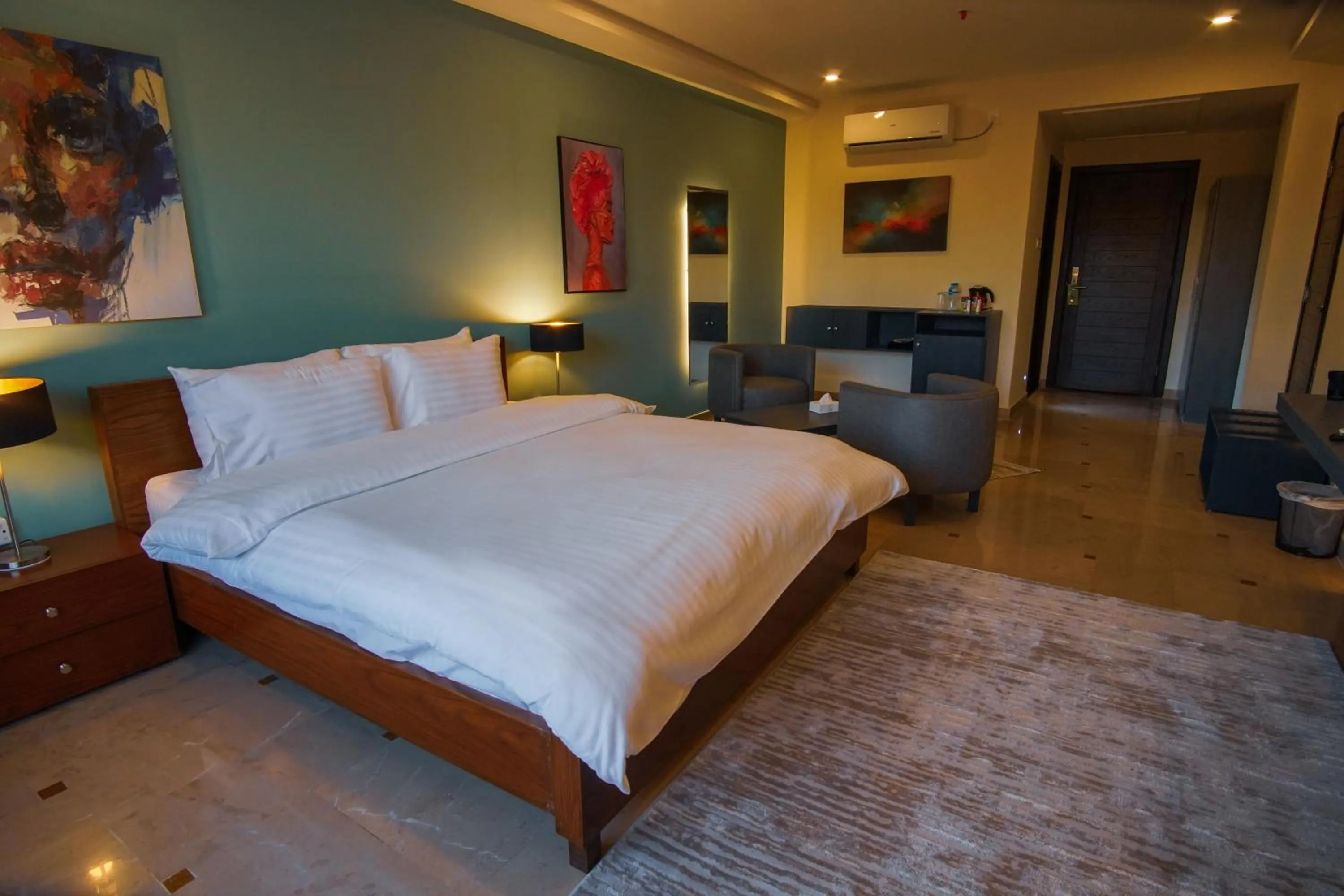 Bed in Roomy Signature Hotel, Islamabad