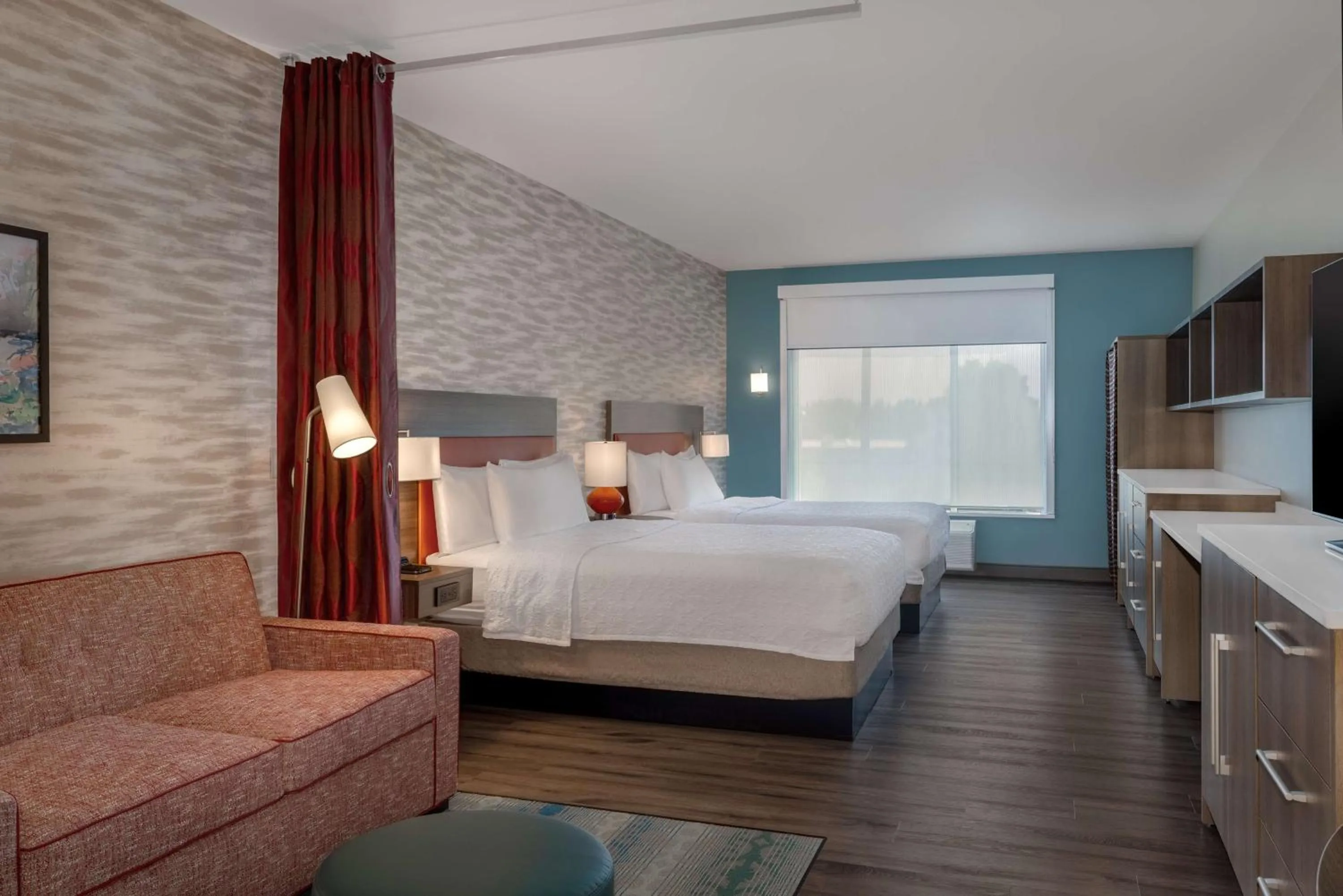 Living room, Bed in Home2 Suites By Hilton Bristol