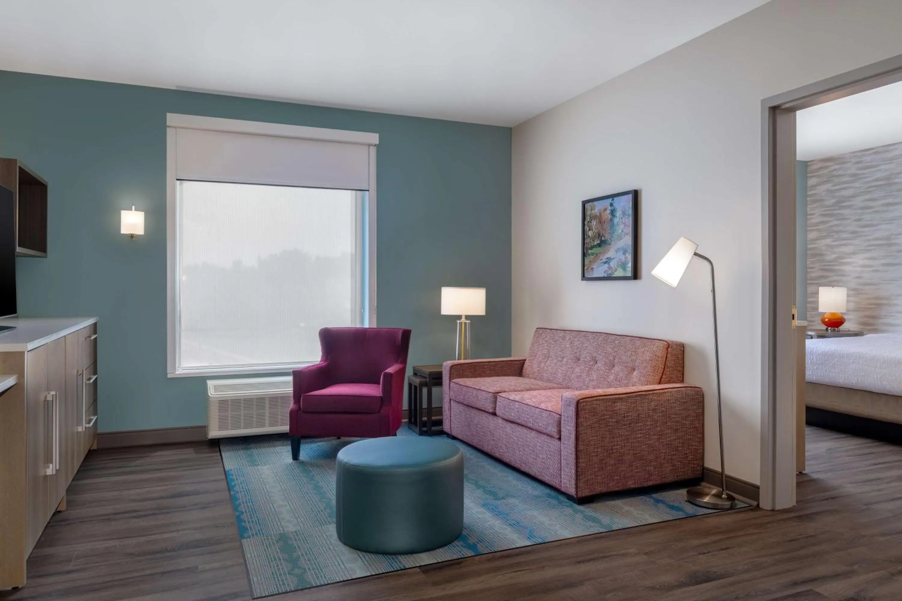 Living room, Bed in Home2 Suites By Hilton Bristol