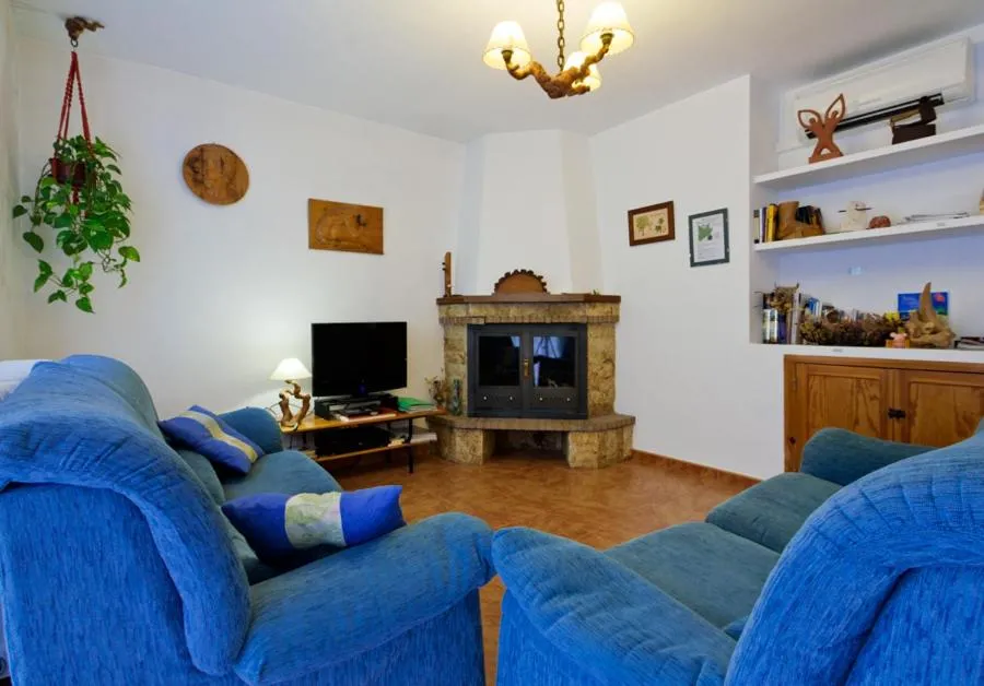 Communal lounge/ TV room in Hostal Río Mundo