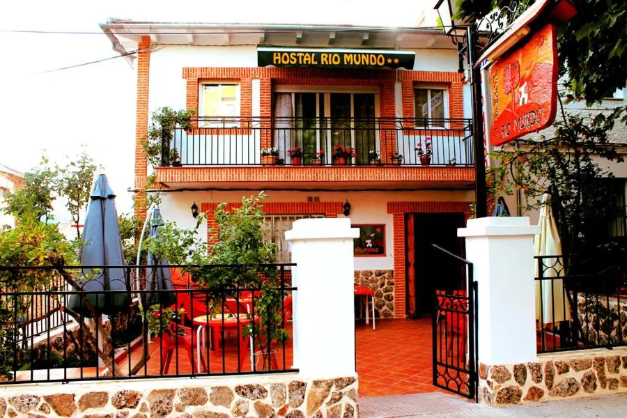 Facade/entrance in Hostal Río Mundo