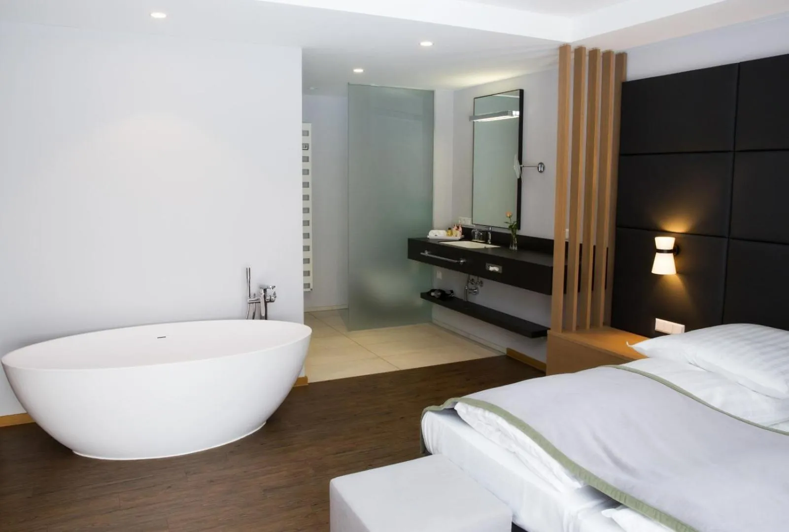 Bathroom, Bed in Hotel am Markt