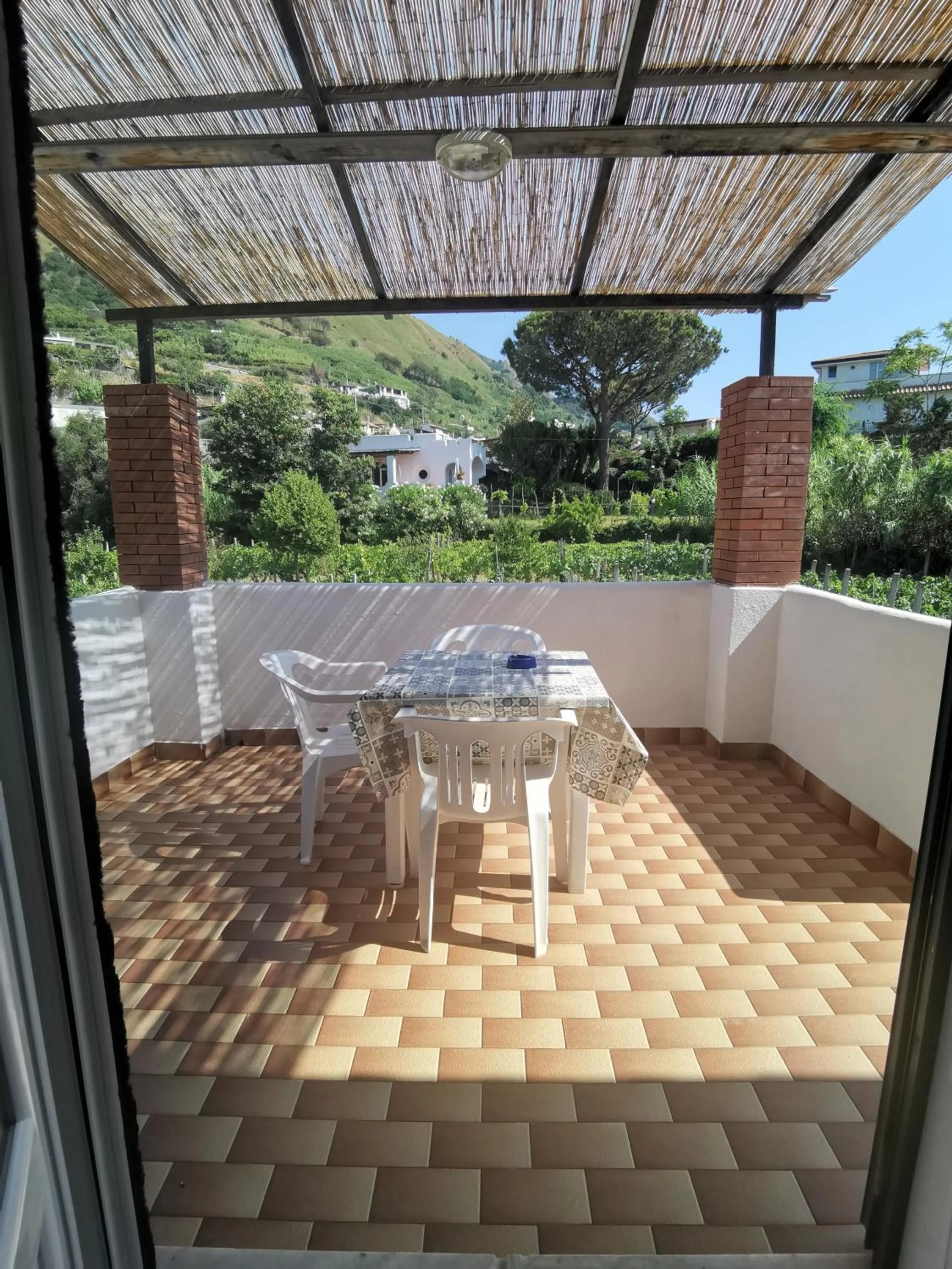 Patio in Villa Olivia Residence Ischia - Monolocali e Bilocali nel Verde con Piscine e Vista Mare
