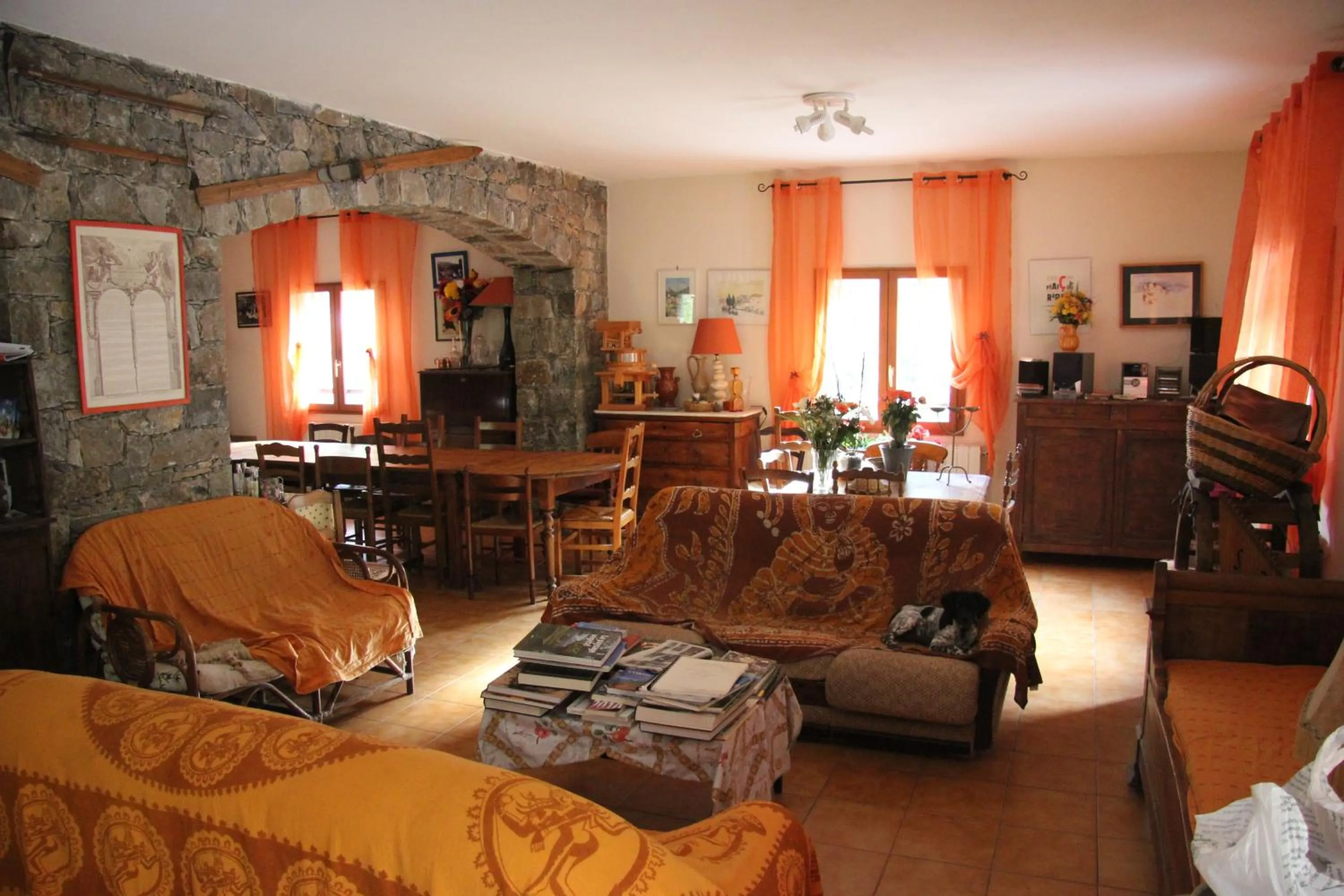 Communal lounge/ TV room in Chambre d'Hôte "Chez Antoinette et Charles"