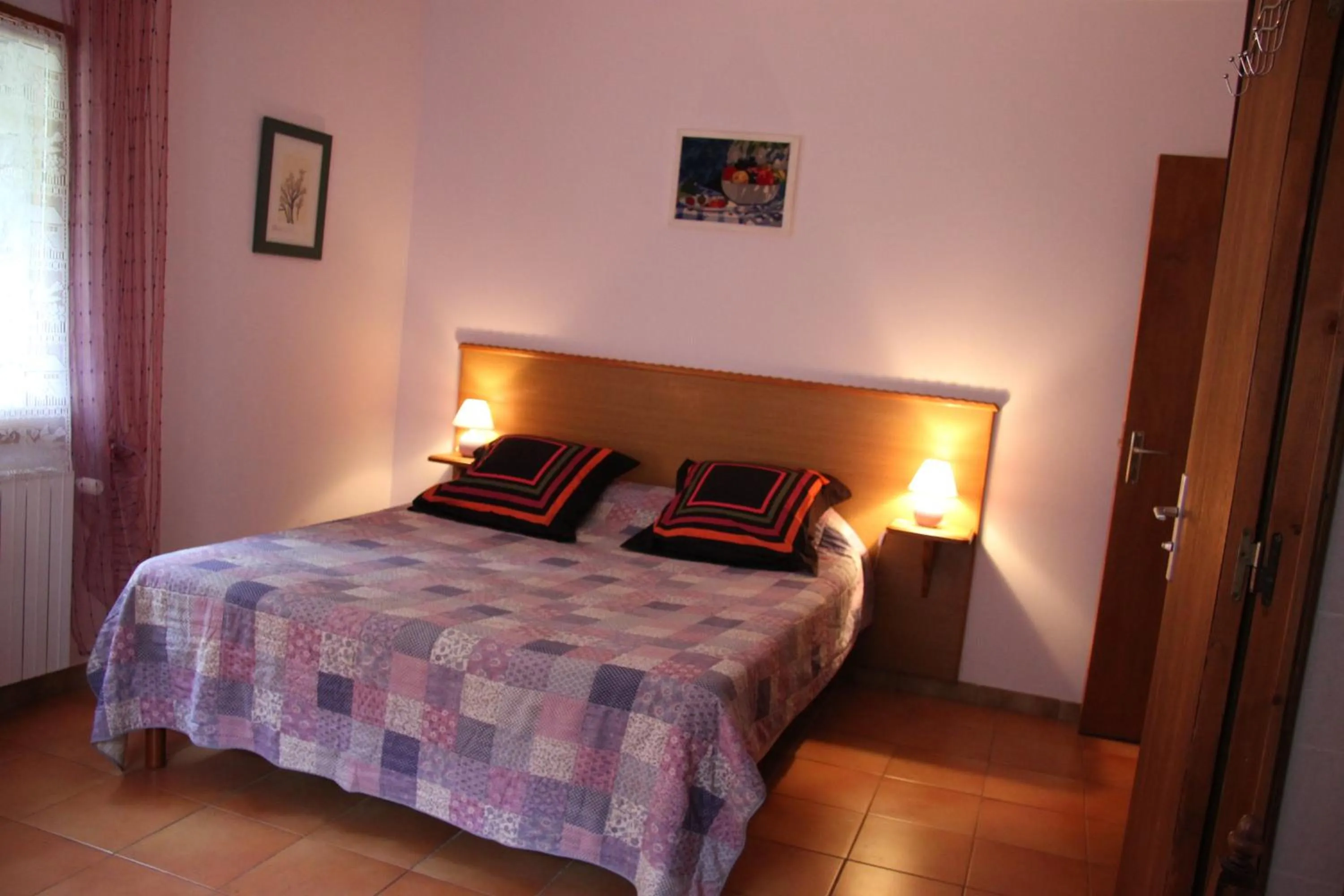 Decorative detail, Bed in Chambre d'Hôte "Chez Antoinette et Charles"