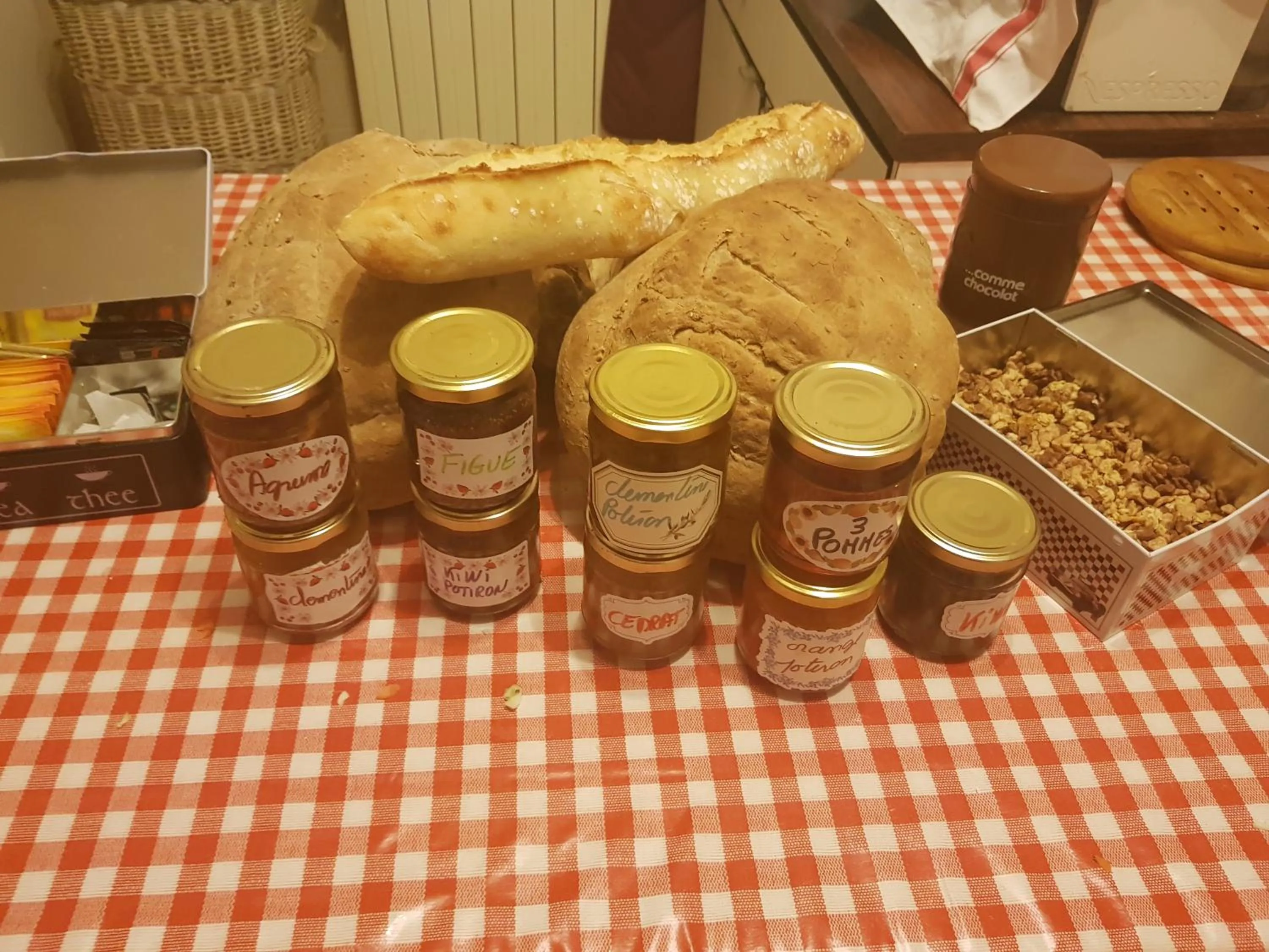 Restaurant/places to eat in Chambre d'Hôte "Chez Antoinette et Charles"