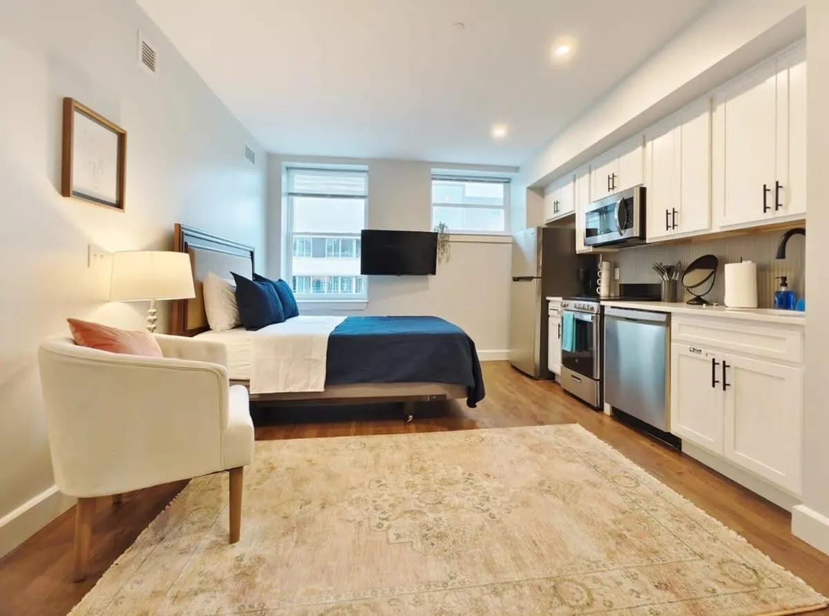 Bed in Fun Cozy Apts - 1 25 Mile Walk to TIAA Bnk Fld