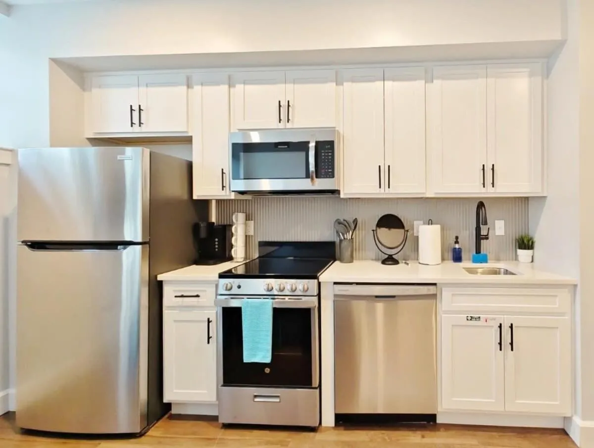 Fun Cozy Apts - 1 25 Mile Walk to TIAA Bnk Fld
