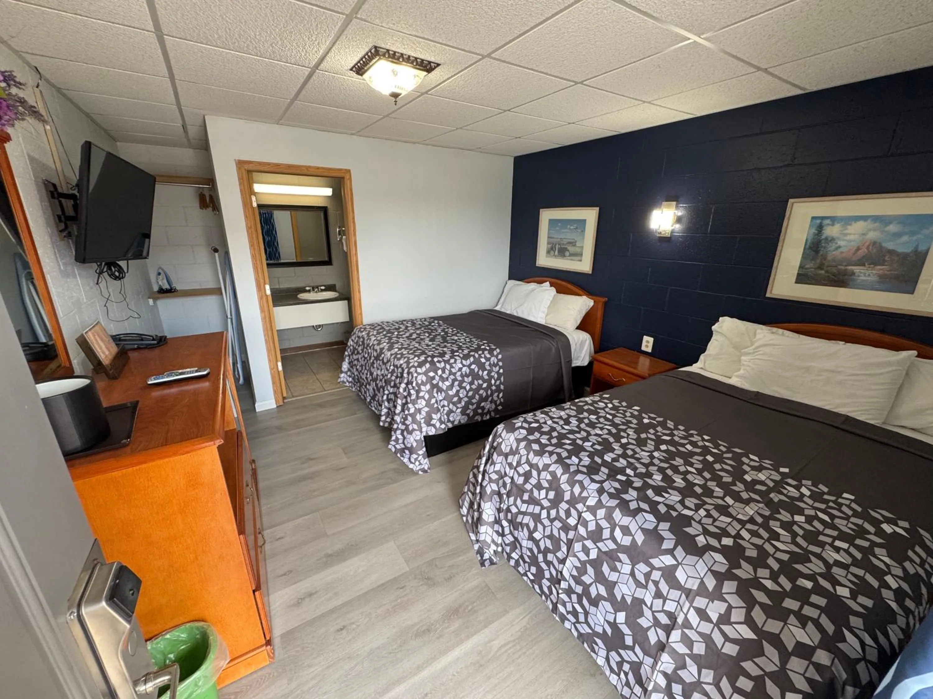 Bedroom, Bed in Sleep-ees Inn, Saginaw & Frankenmuth